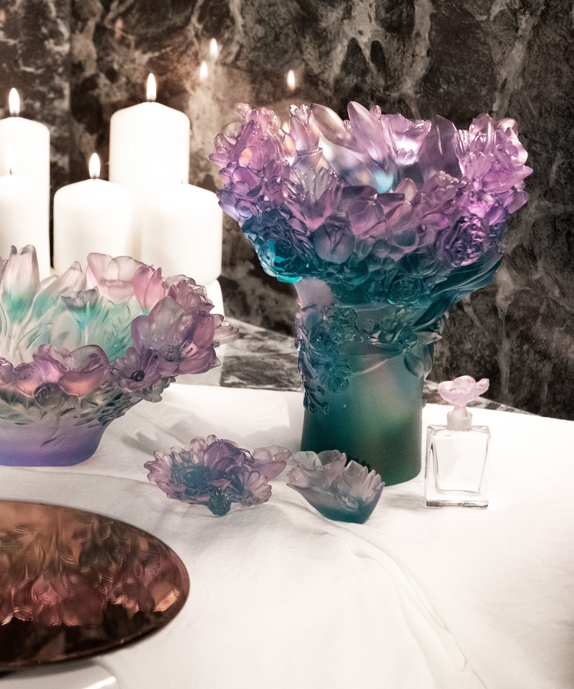 Verre coupe moyen Sweet Garden Daum avec motif floral coloré, élégant et décoratif pour la maison.