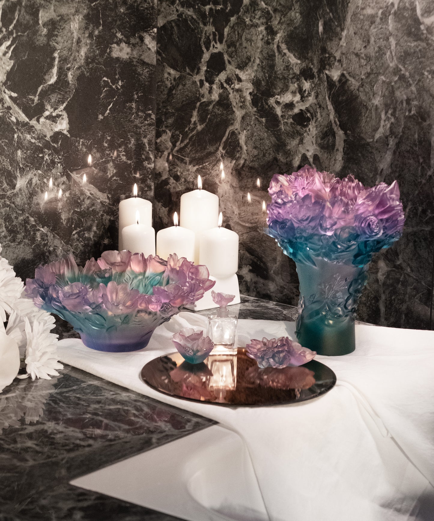 Verre coupe moyen Sweet Garden de Daum avec motif floral coloré et finition élégante.