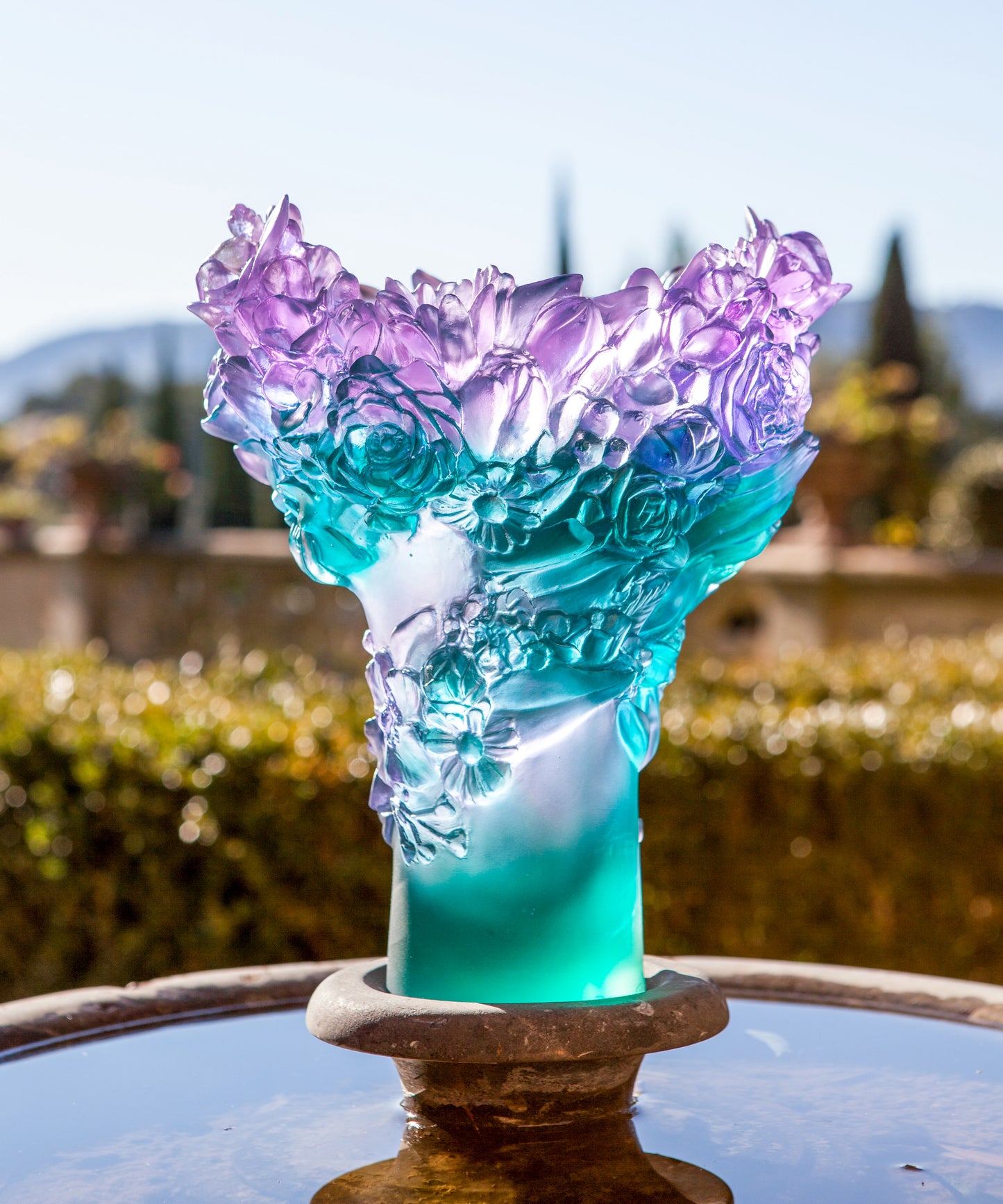 Vase Sweet Garden moyen de la marque Daum avec motif floral en verre coloré, visible en gros plan.