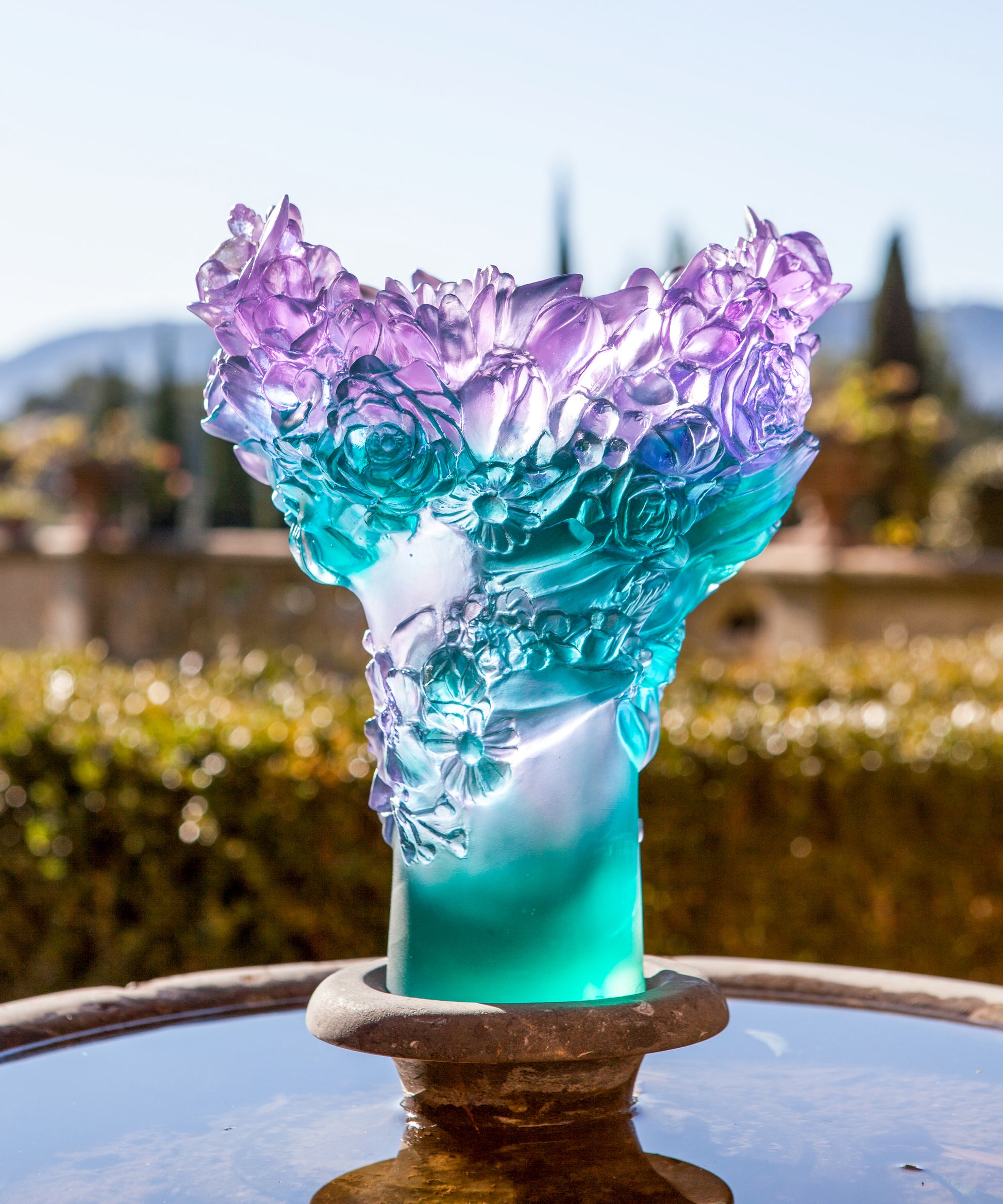Vase Sweet Garden moyen de la marque Daum avec motif floral en verre coloré, visible en gros plan.