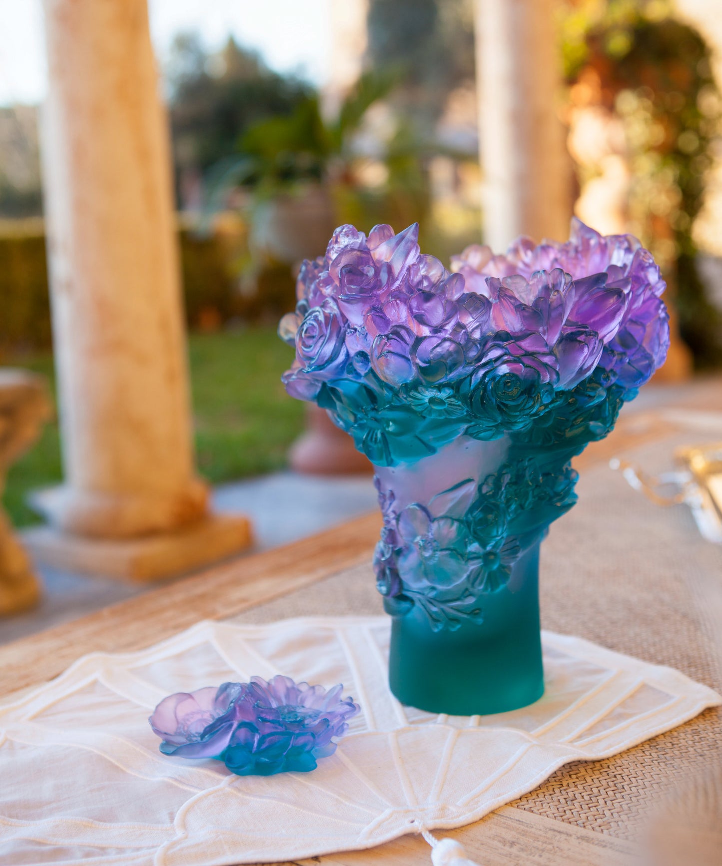 Vase moyen Sweet Garden de Daum avec motif floral coloré, en verre soufflé élégant et transparent.