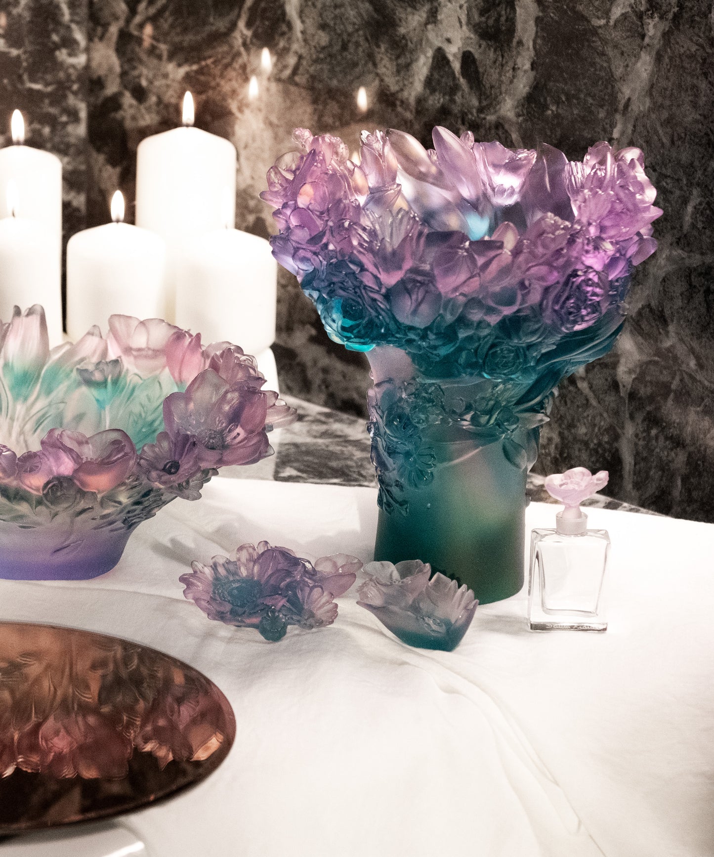Vase moyen Sweet Garden de Daum en verre coloré avec motif floral élégant pour décoration intérieure.