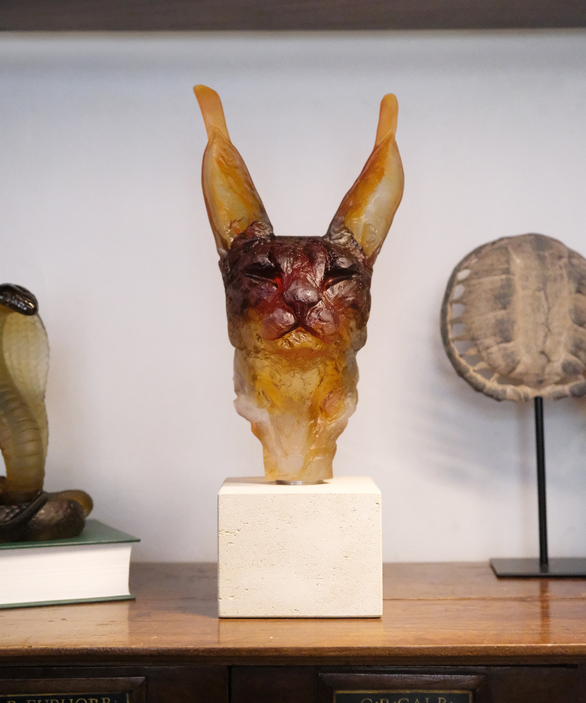 Tête de Caracal en verre Daum, œuvre d'Isabelle Carabantes, sculpture artistique détaillée, finition élégante et raffinée.