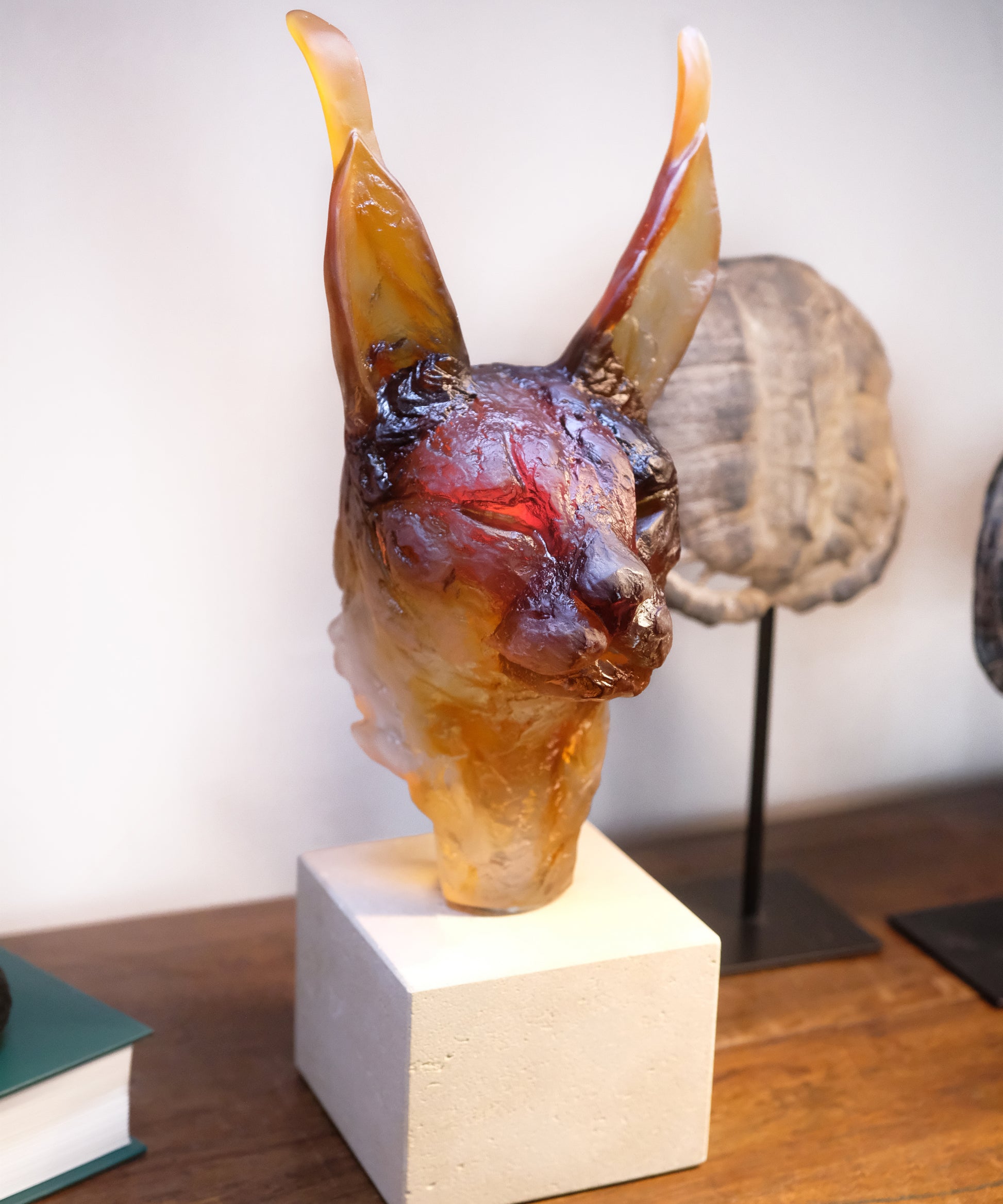 Tête de Caracal en verre par Isabelle Carabantes, pièce d'art en édition limitée de la marque Daum, visible en gros plan.