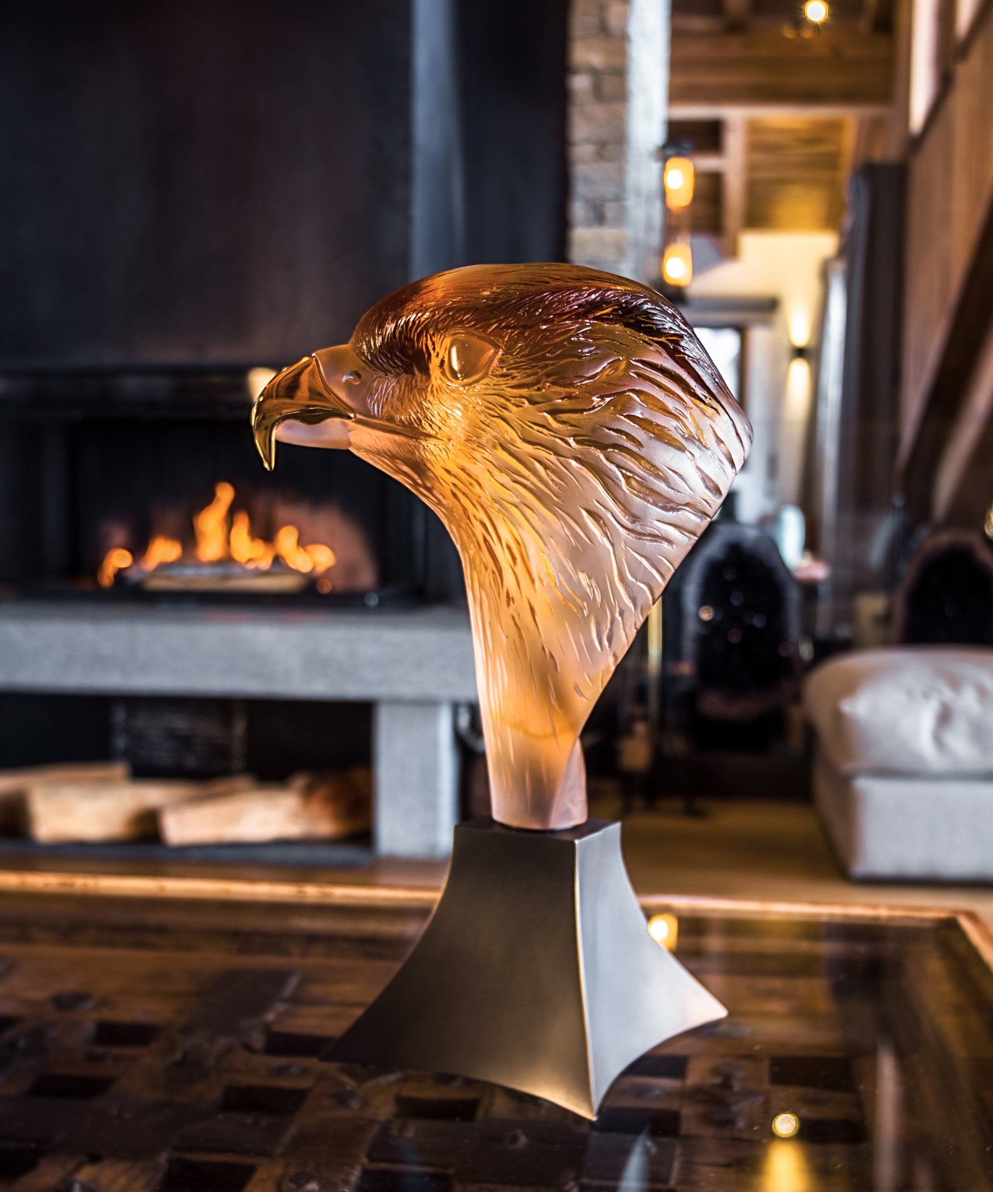 Tête de faucon en verre de Madeleine Van der Knoop, œuvre Daum, sculpture en verre artistique, détails fins et textures réalistes