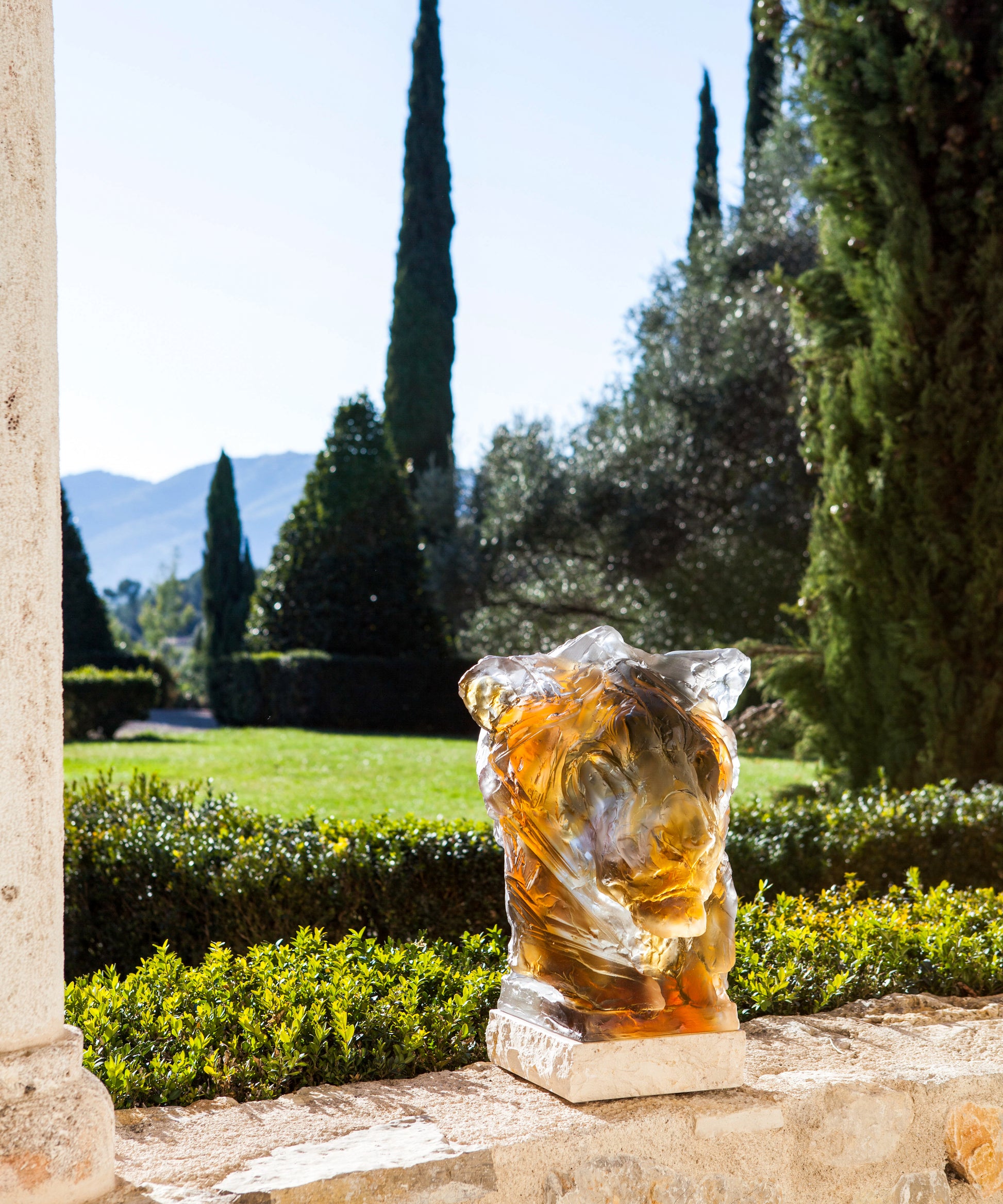 Tête de lion en cristal de Daum, sculpture artistique de Patrick Villas, de 75 cm, finition élégante et détaillée