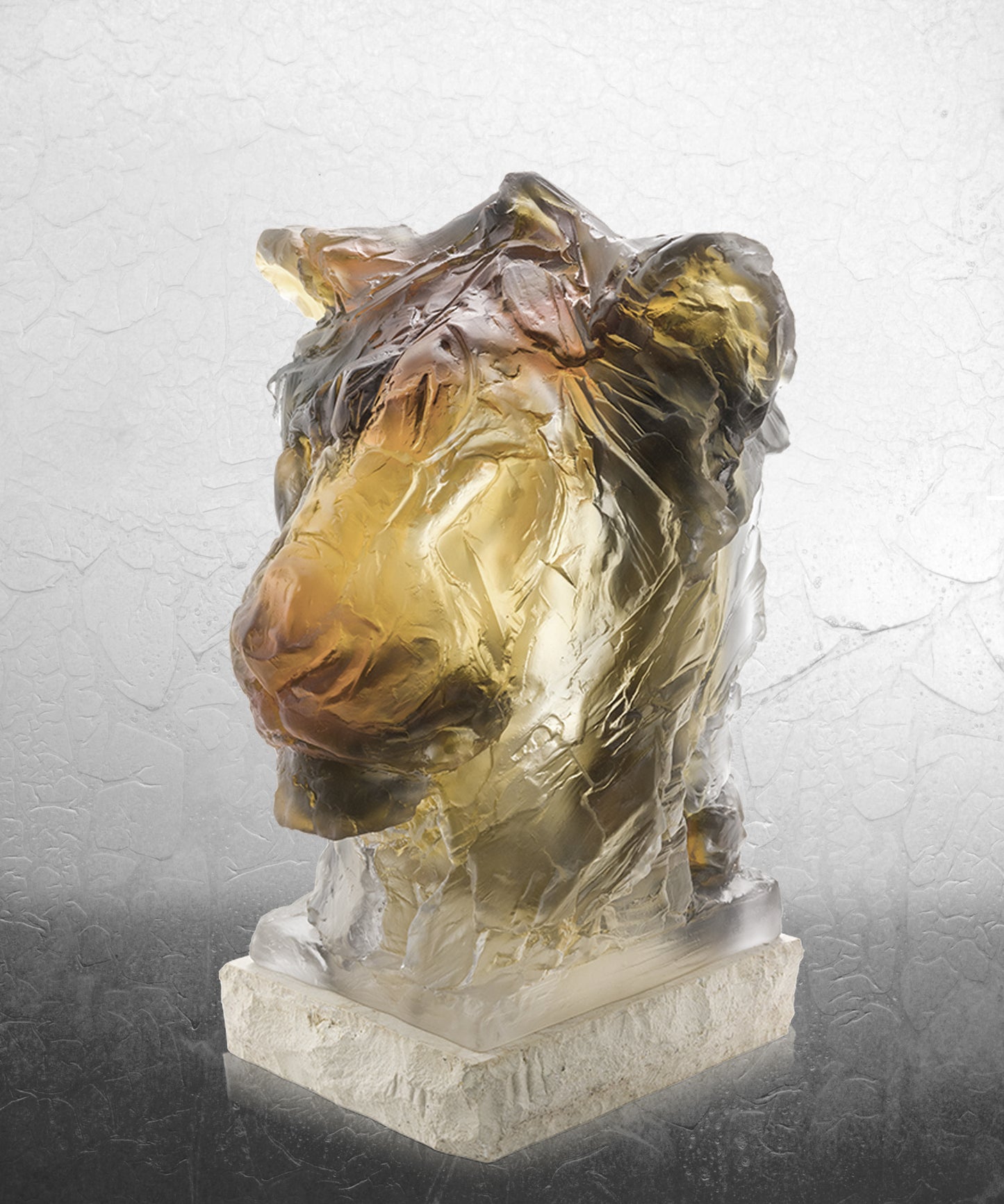 Tête de lion en verre Daum, sculpture artistique de Patrick Villas, hauteur 75 cm, détail en verre coloré.