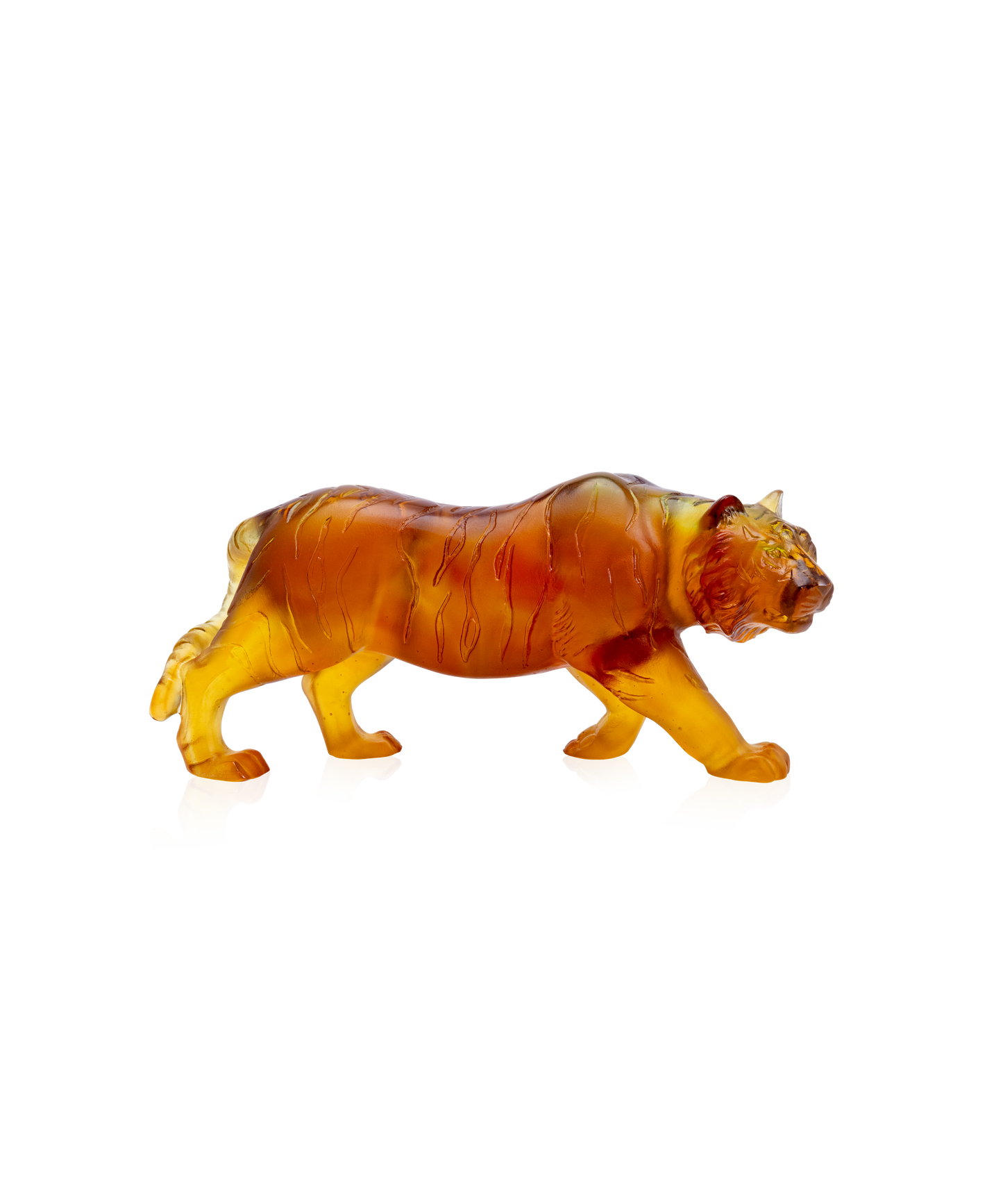 Tigre en verre Daum, sculpture artistique avec détails colorés, sur fond neutre.
