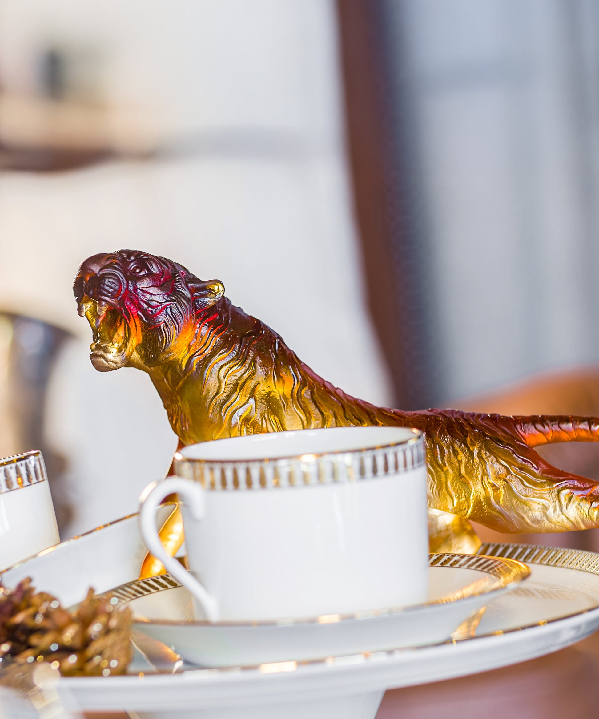 Tigre du Bengale en verre Daum, sculpture artistique détaillée avec motifs naturels, couleur orange et rayures noires.