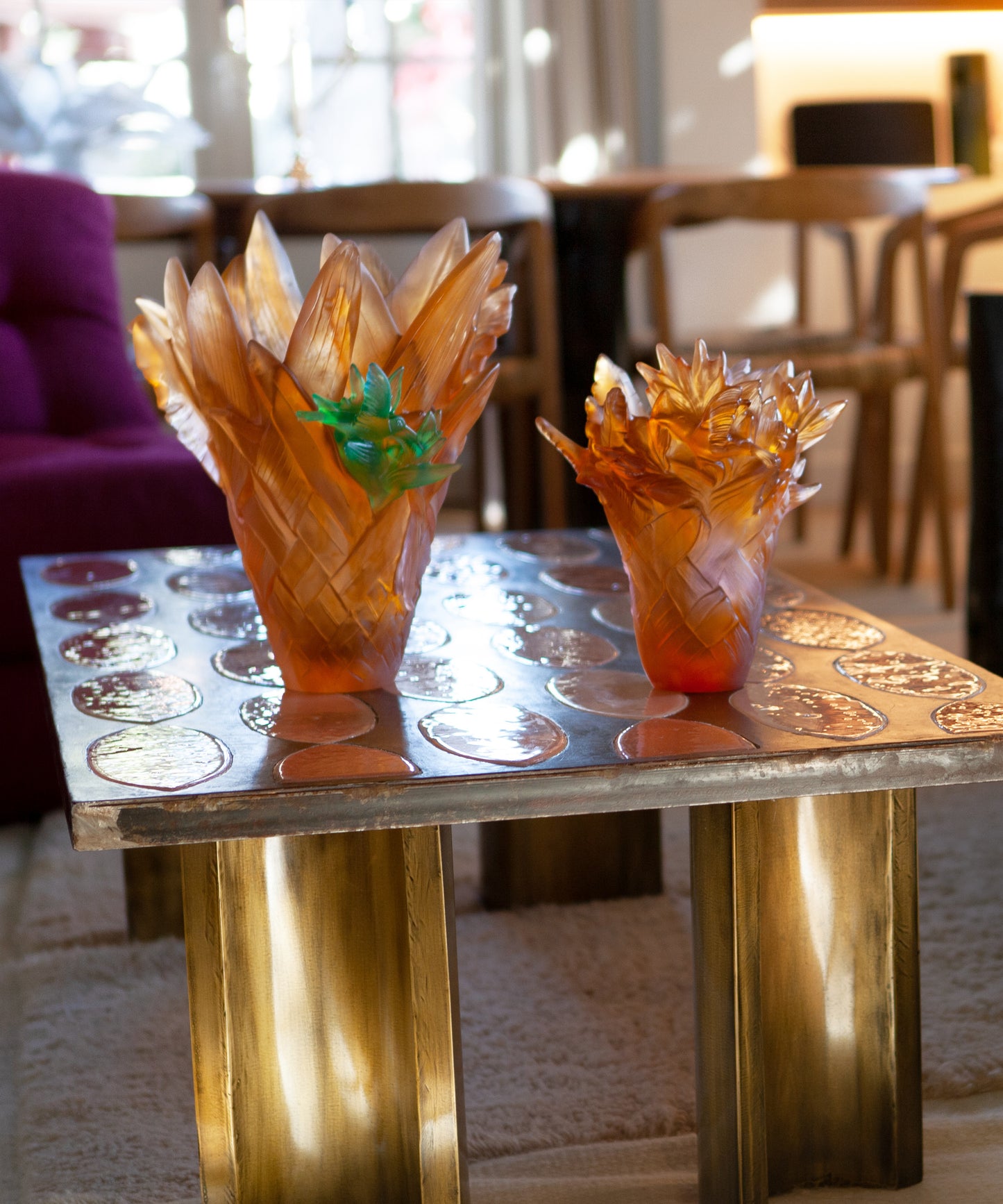 Vase Grand modèle Tressage Paradis Daum en verre coloré avec motif tressé, posé sur une surface.