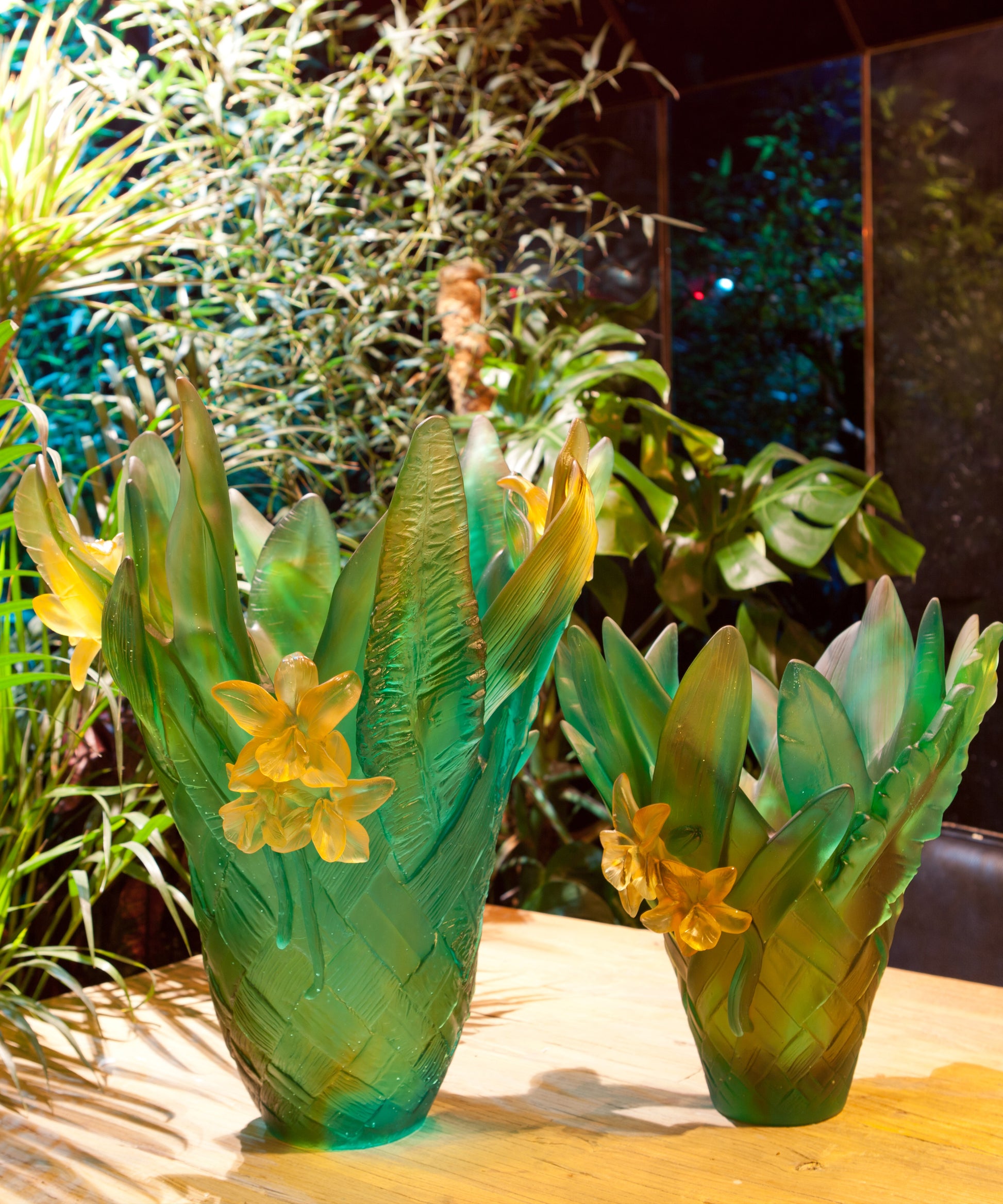 Vase magnum en verre avec tressage Daum, design artistique et élégant pour décoration intérieure.