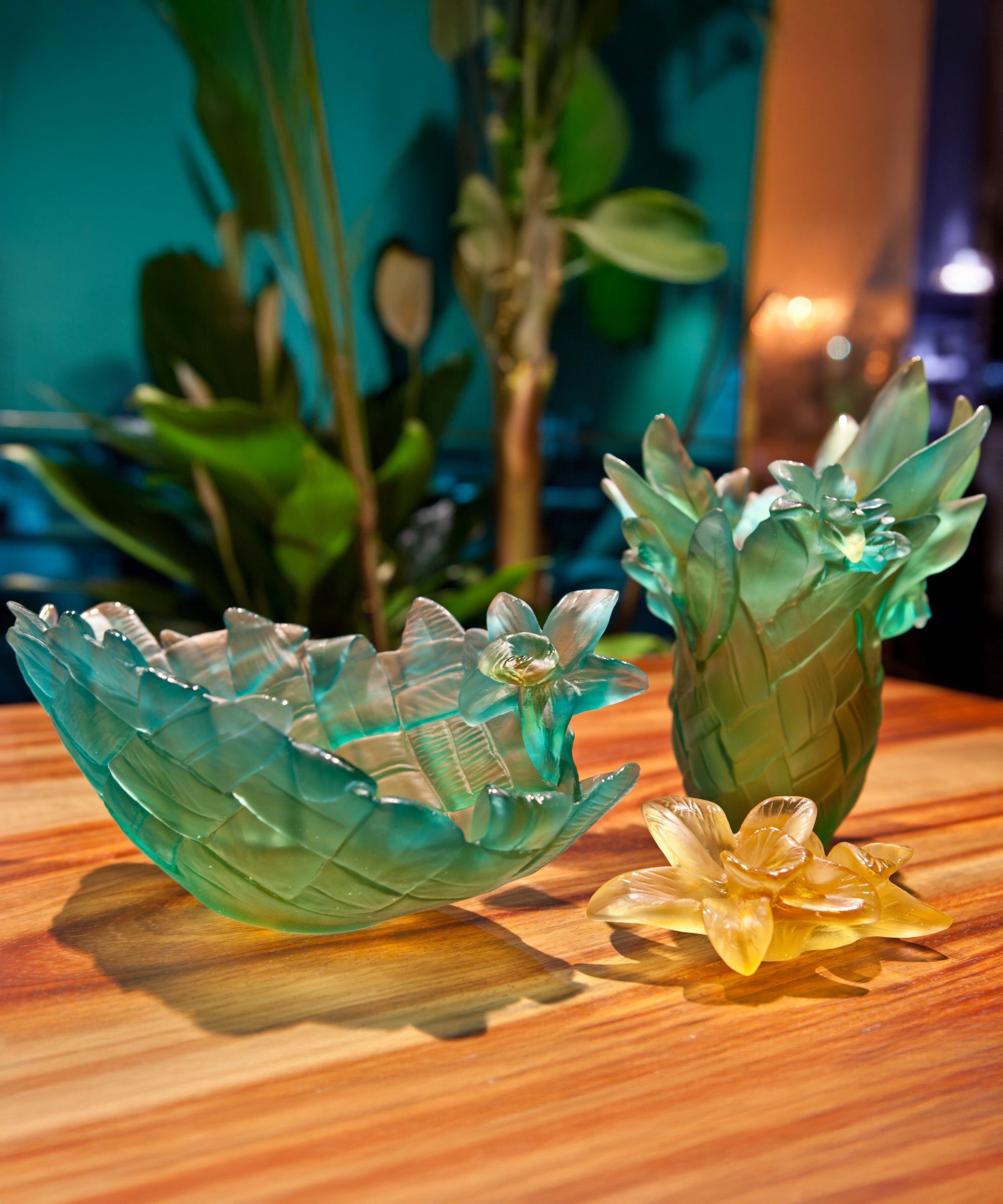 Vase petit modèle en tressage Daum en verre transparent avec motifs tressés élégants.