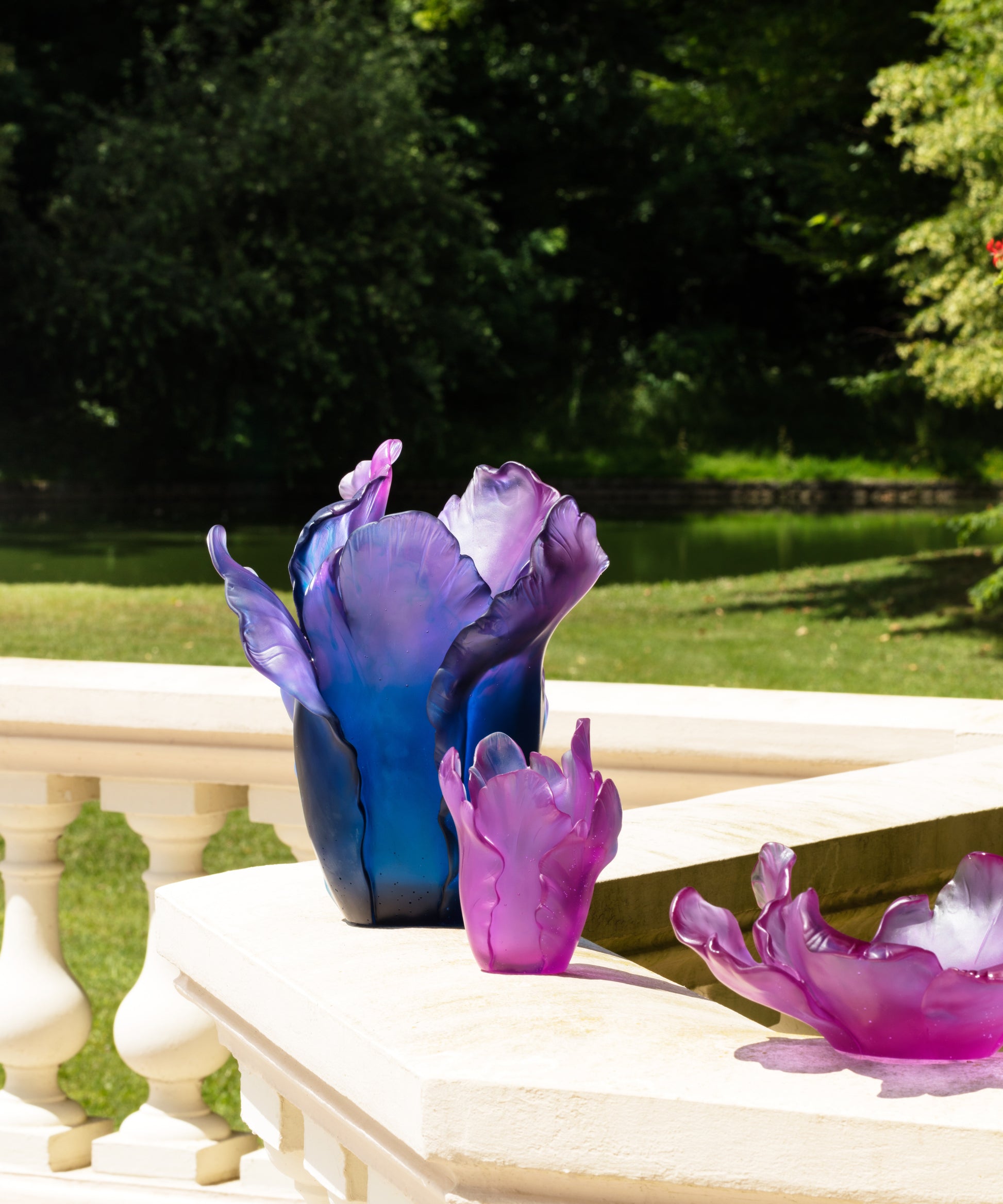 Verre tulipe coupe ultraviolet Daum avec finition élégante, mettant en valeur la transparence et la couleur vibrante du verre.