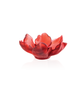 Coupelle tulipe rouge en verre Daum, finition élégante avec forme de tulipe, sur fond neutre.