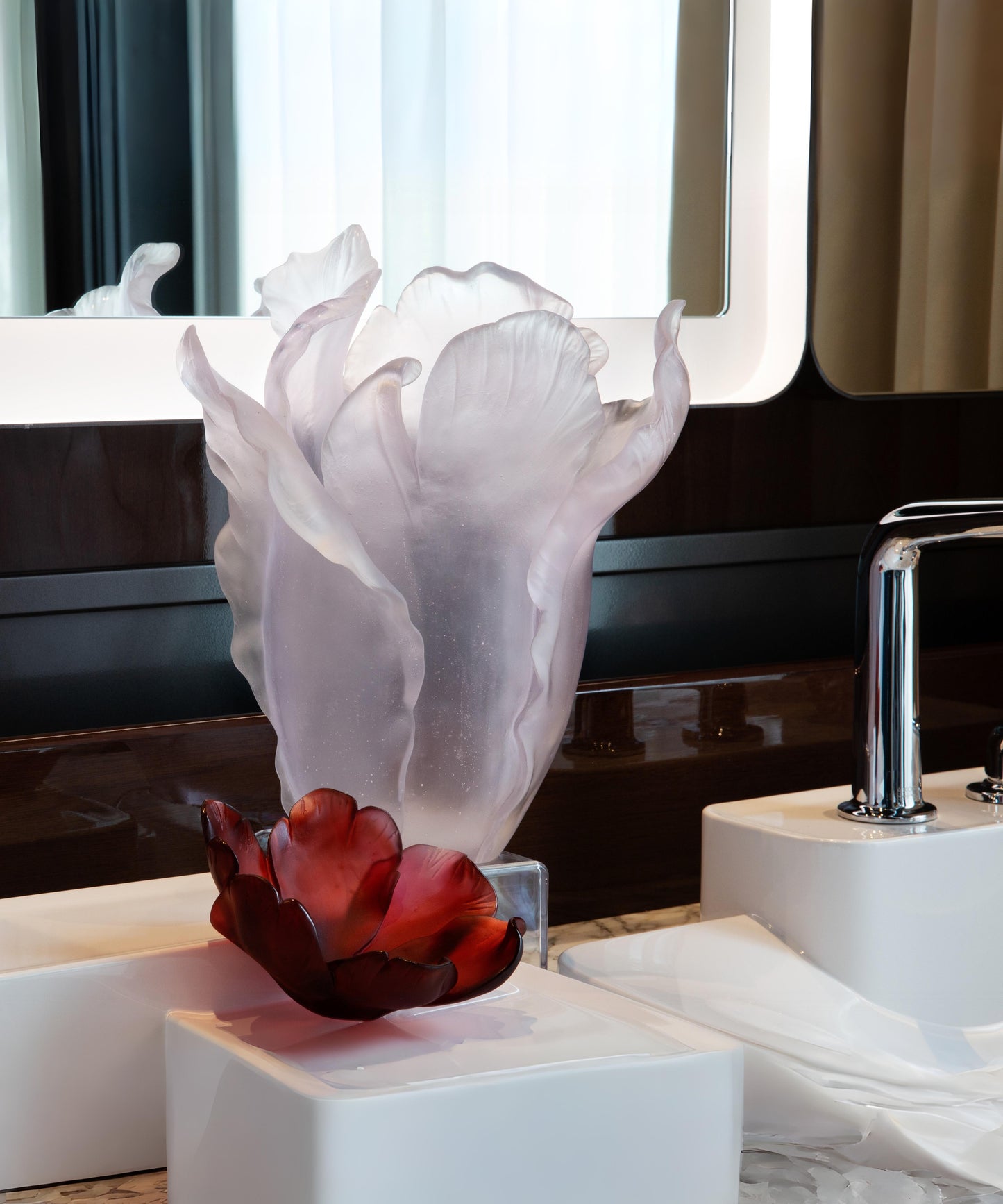 Petite coupe en verre rouge en forme de tulipe de la marque Daum, avec une finition élégante et translucide.