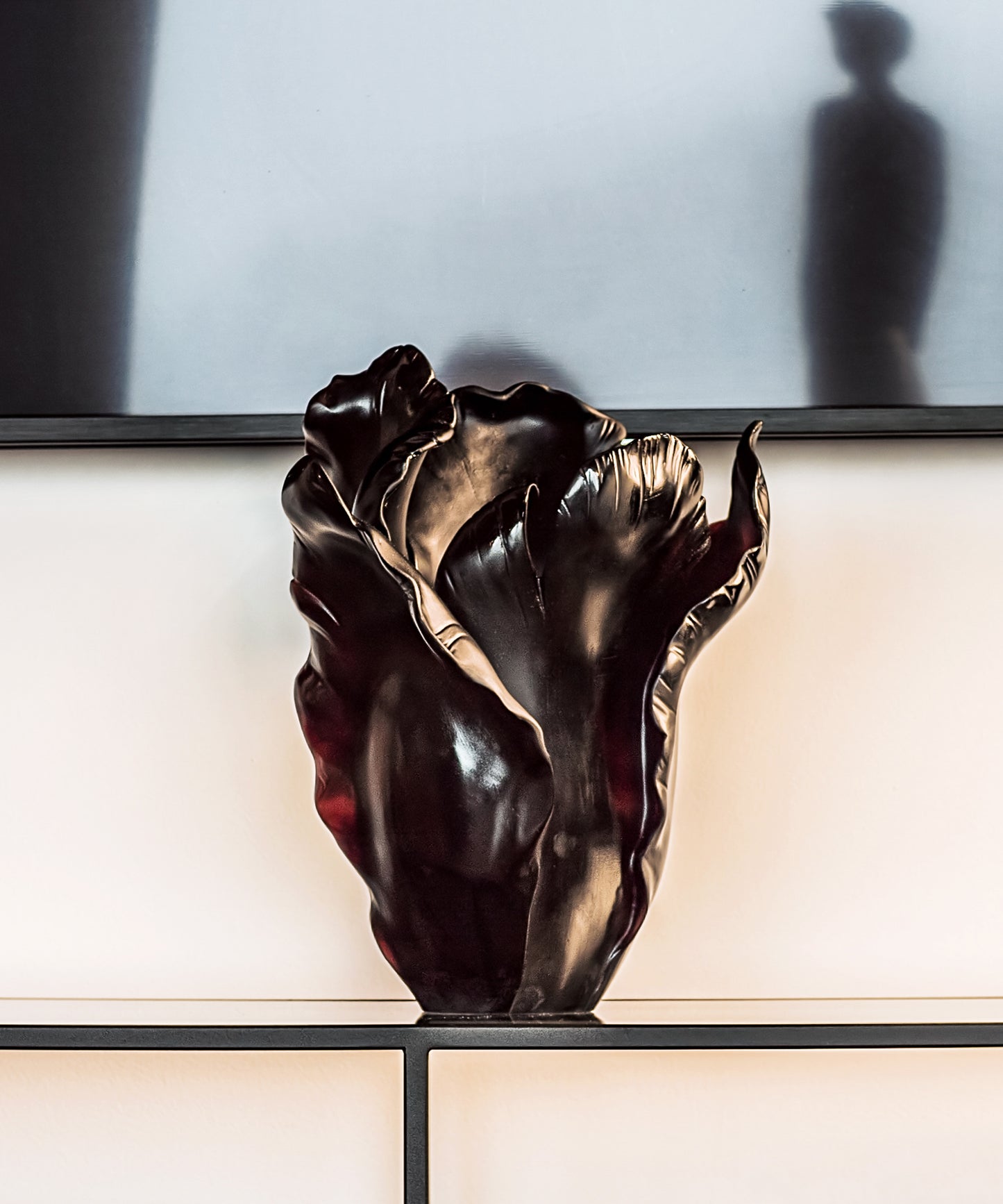 Vase Tulipe grand modèle noir de Daum, en verre élégant avec finition brillante, affiché sur une surface lisse.