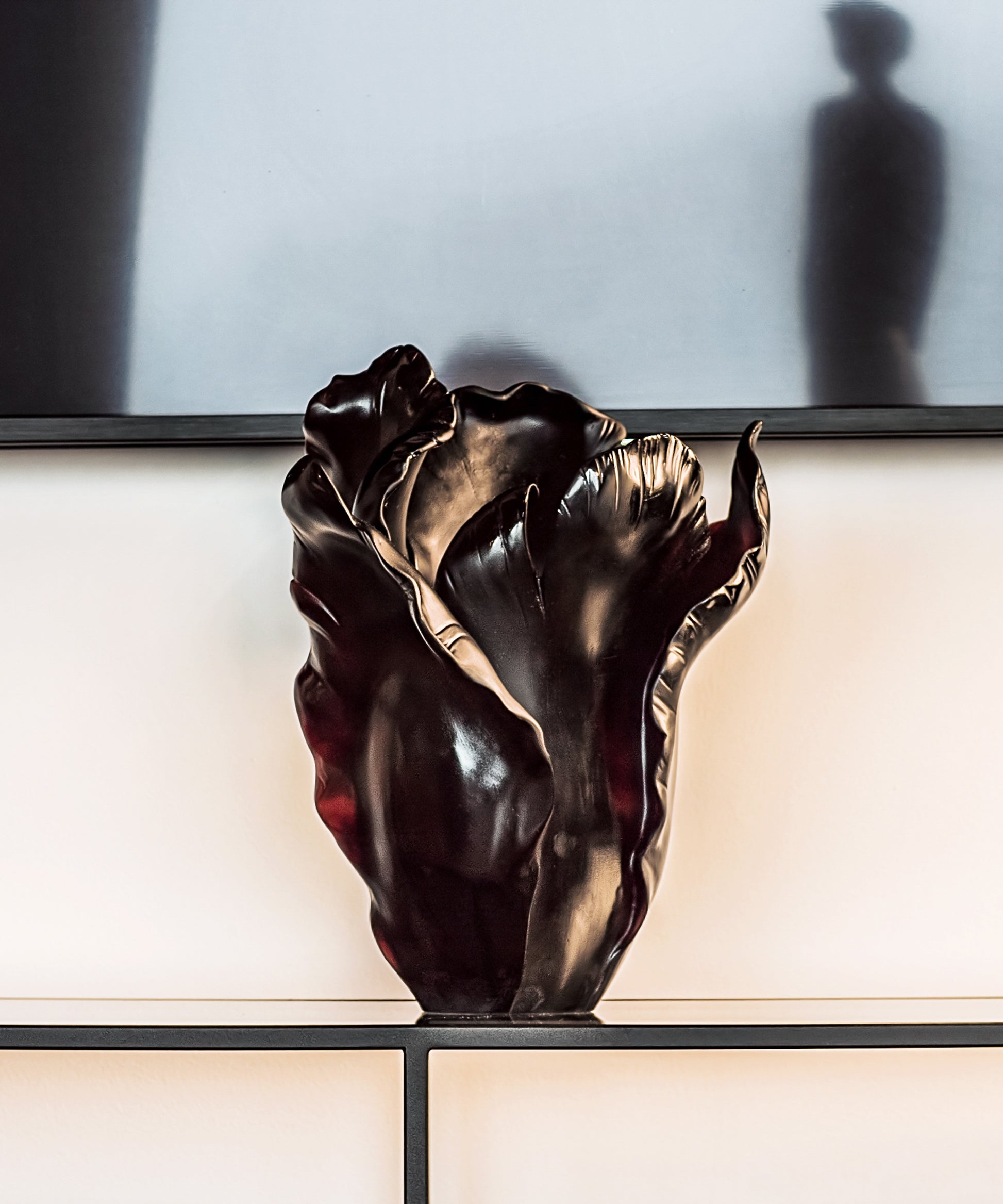 Vase Tulipe grand modèle noir de Daum, en verre élégant avec finition brillante, affiché sur une surface lisse.