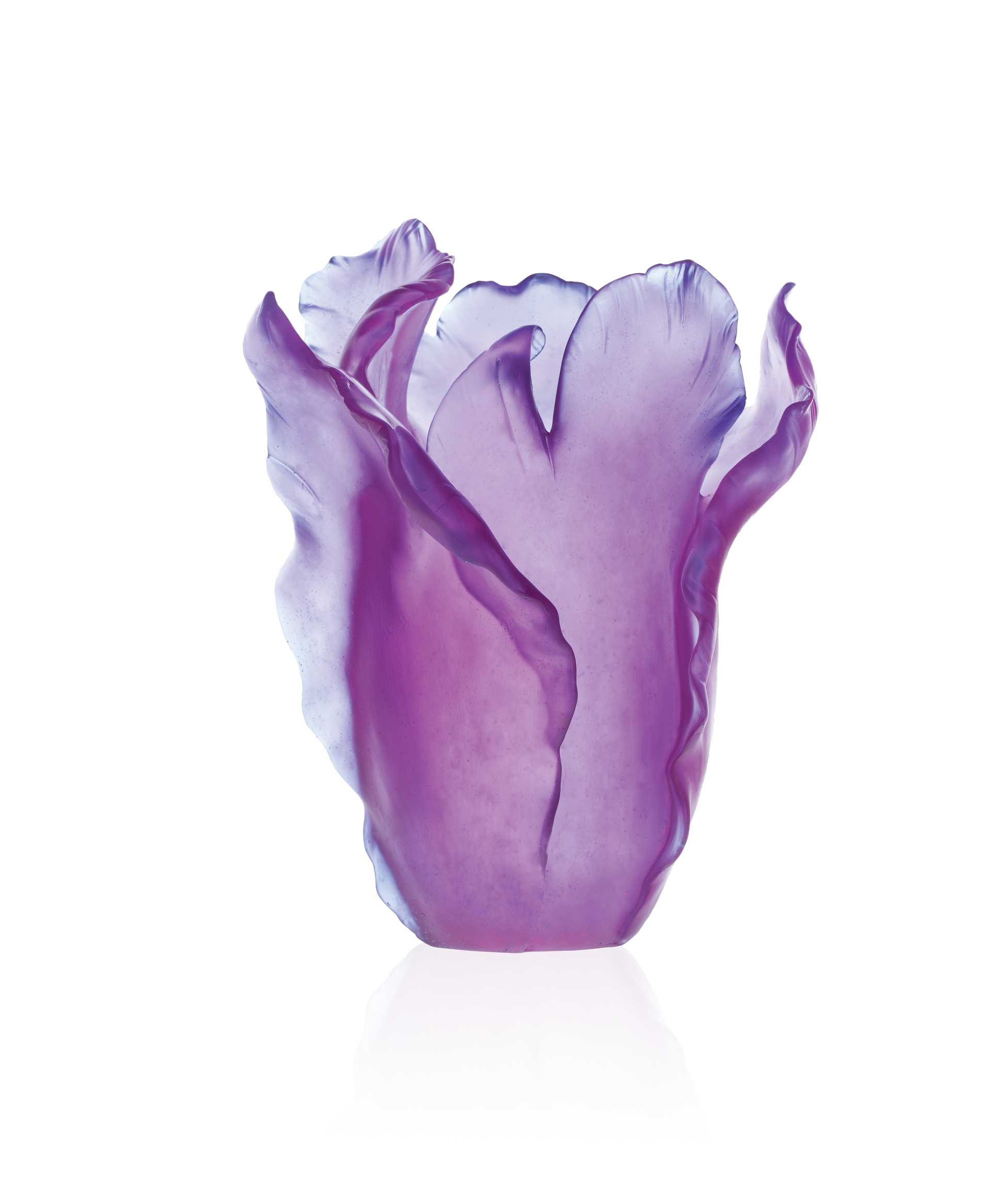 Vase Tulipe grand modèle Ultraviolet de Daum, verre soufflé coloré en violet, avec forme élégante et artisanale.
