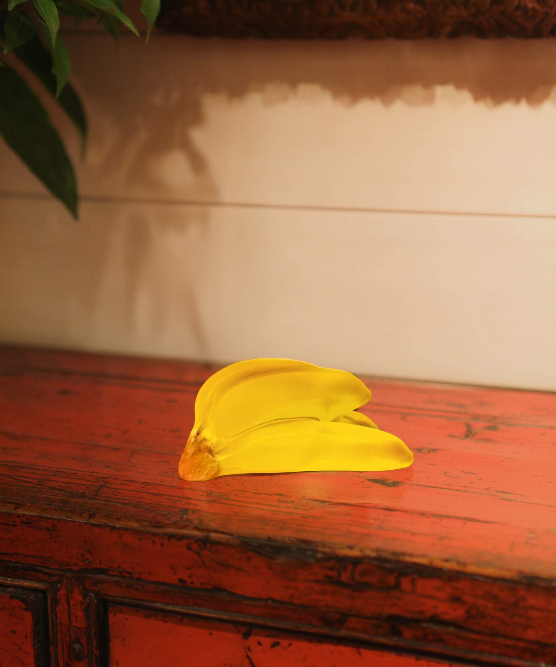 Bananes Tutti Frutti de Gilles Neveu en verre Daum, design coloré et artistique, présenté sur fond neutre.