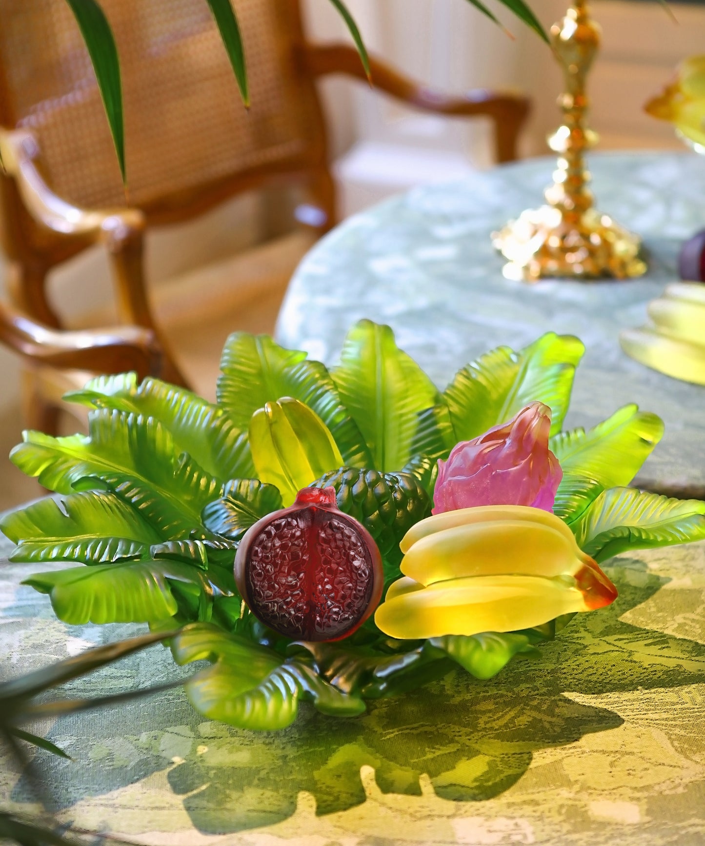 Verre en cristal Daum Tutti Frutti fruit du dragon de Gilles Neveu, design coloré et détaillé.