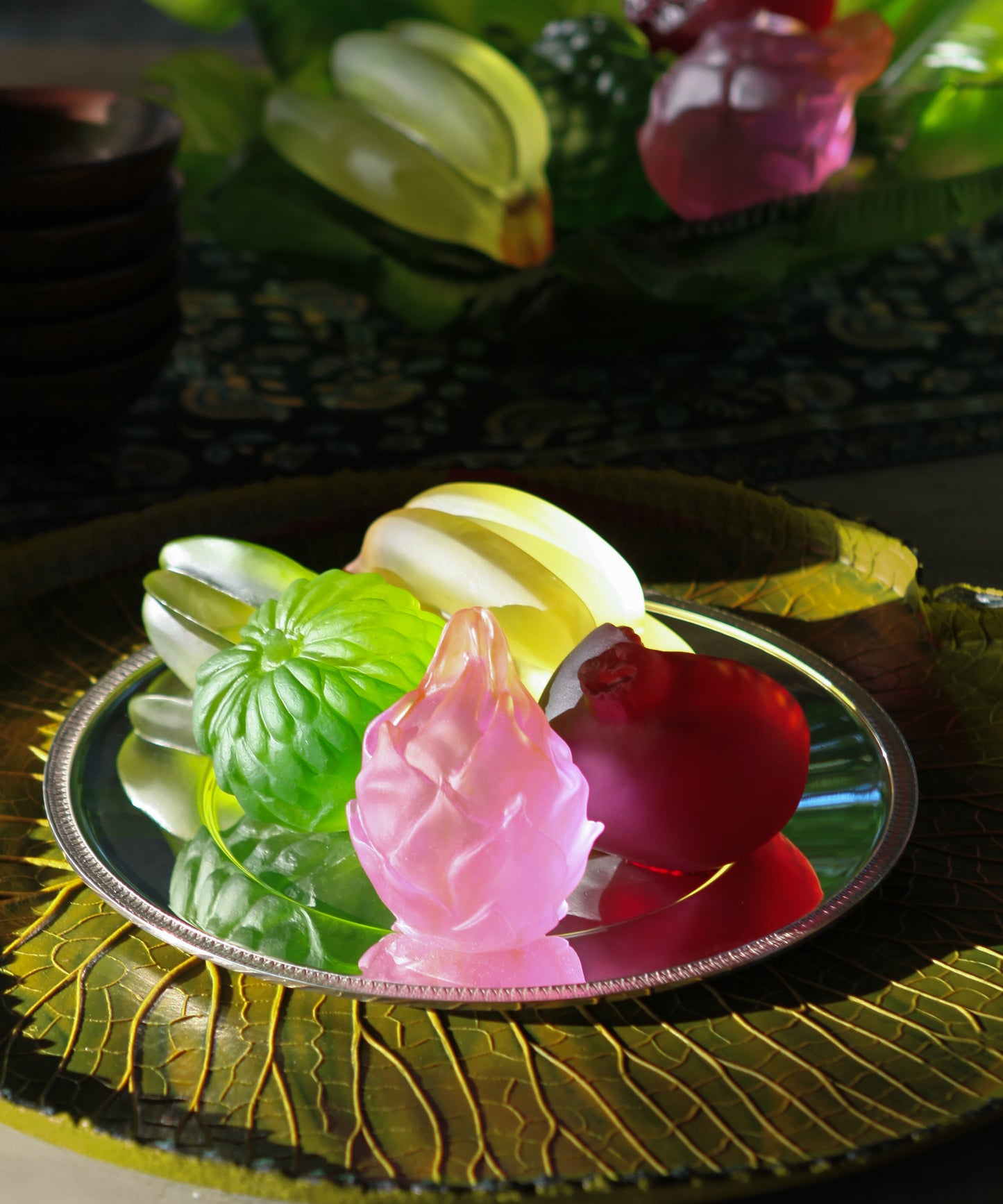 Vase Daum Tutti Frutti Fruit du Dragon de Gilles Neveu en verre coloré, artistique et décoratif, avec motifs fruités.
