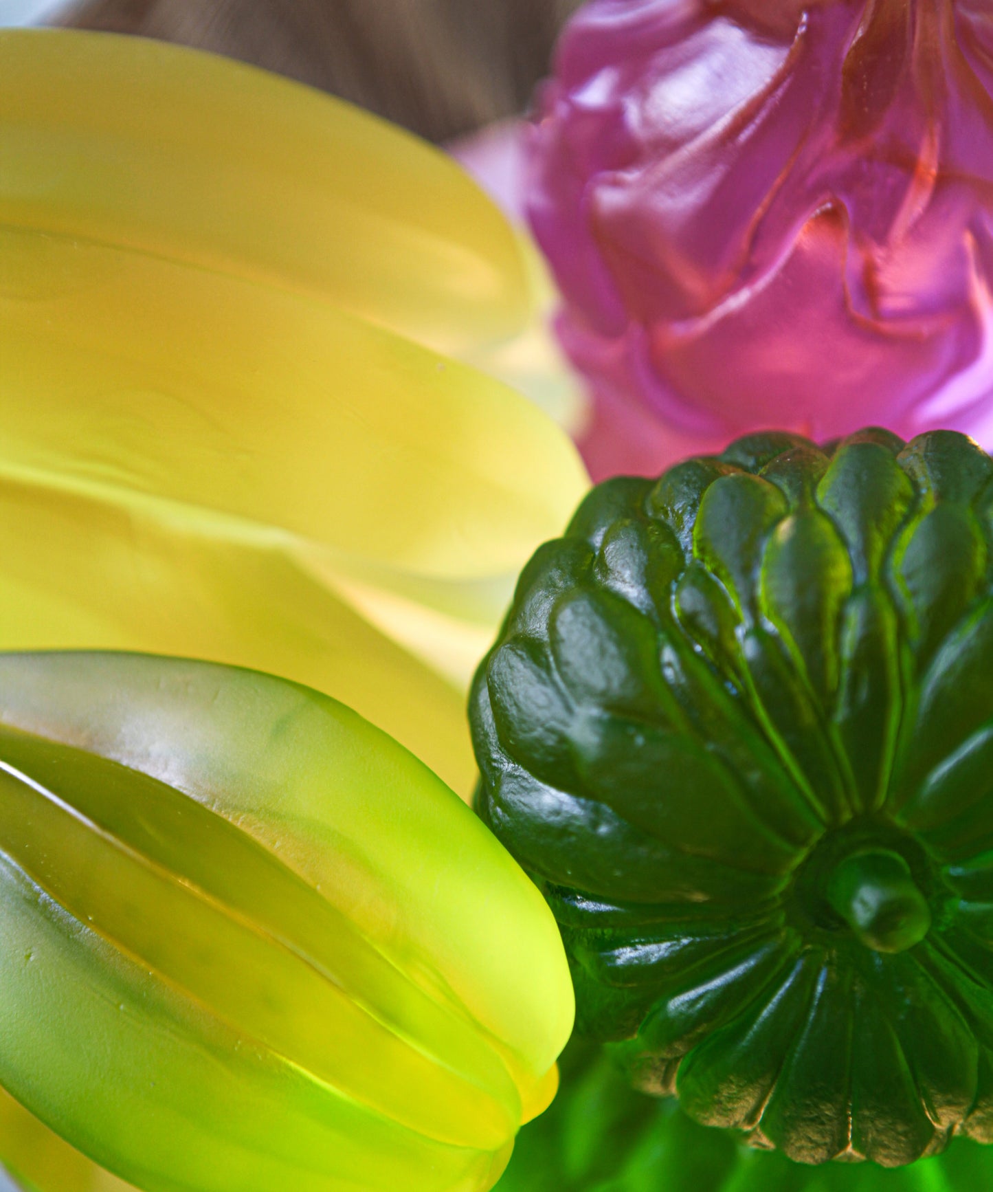Vase Daum Tutti Frutti Fruit du Dragon de Gilles Neveu en verre coloré avec motif fruit du dragon.