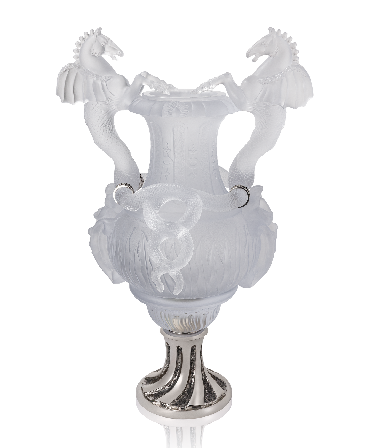 Vase en verre blanc Daum avec motifs de chevaux ailés, ensemble de 8 pièces, décoration élégante et artistique.