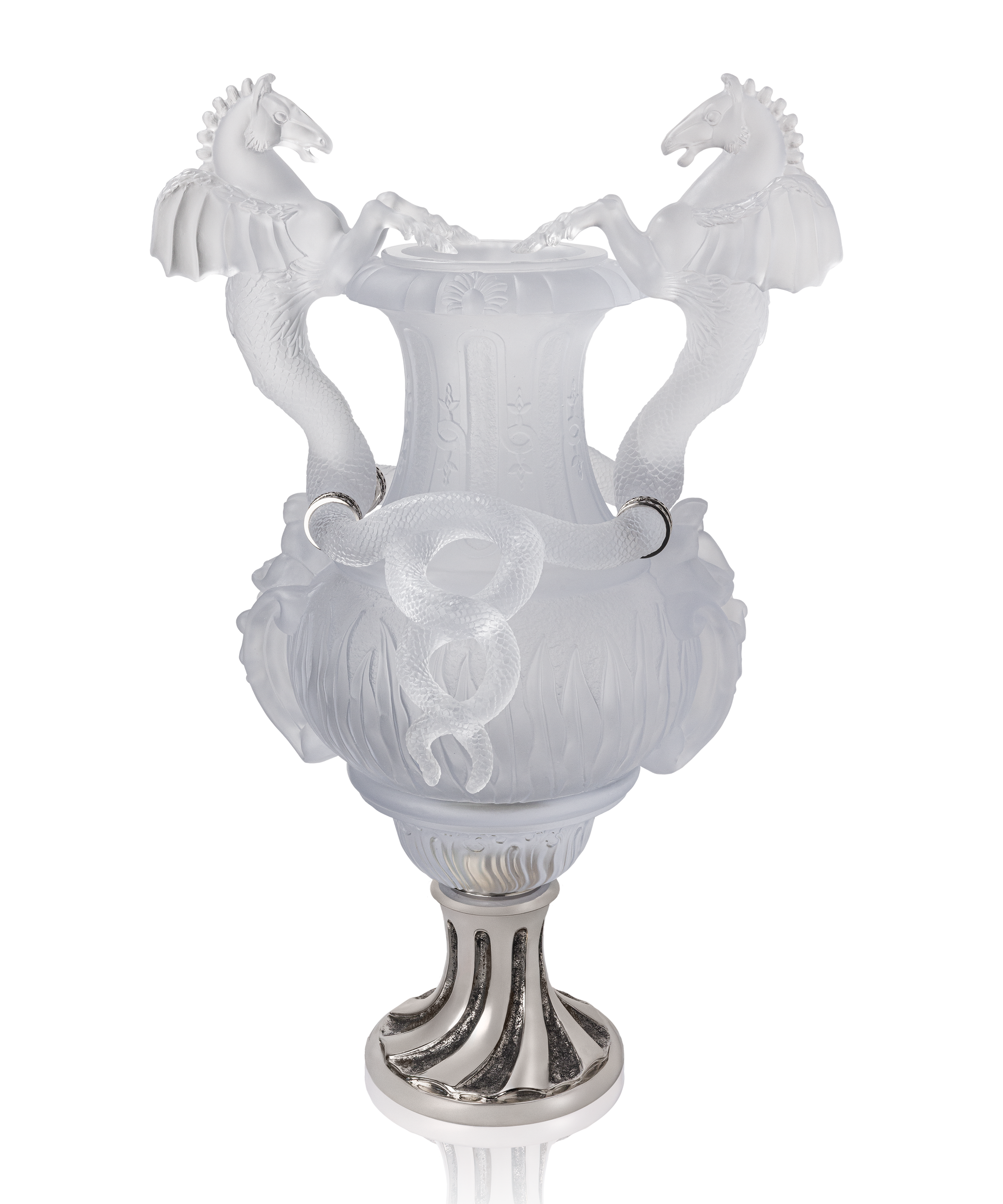 Vase en verre blanc Daum avec motifs de chevaux ailés, ensemble de 8 pièces, décoration élégante et artistique.