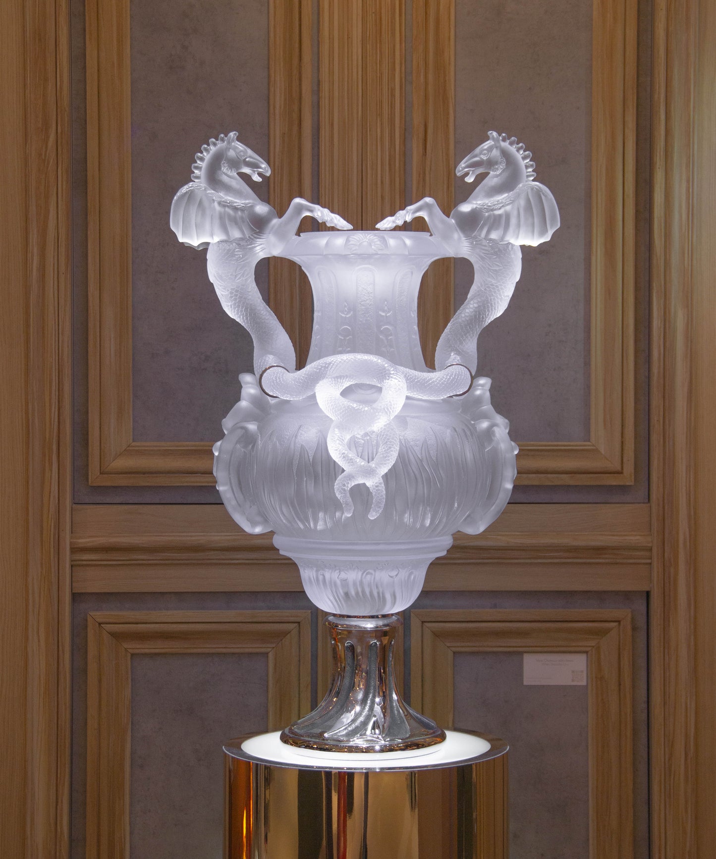 Vases en verre blanc avec motifs de chevaux ailés, lot de 8, fabriqués par Daum, design élégant et artisanal.