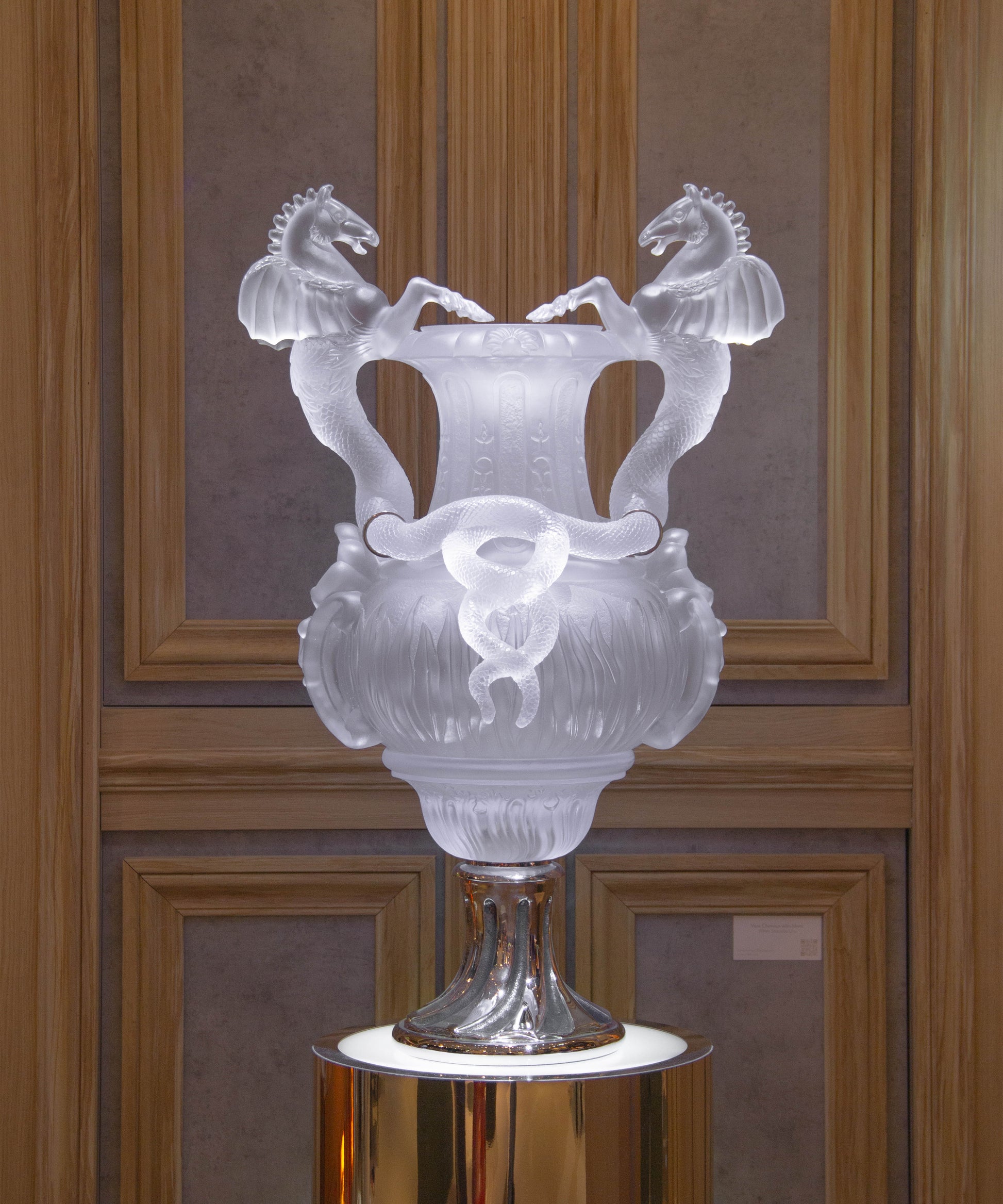 Vases en verre blanc avec motifs de chevaux ailés, lot de 8, fabriqués par Daum, design élégant et artisanal.