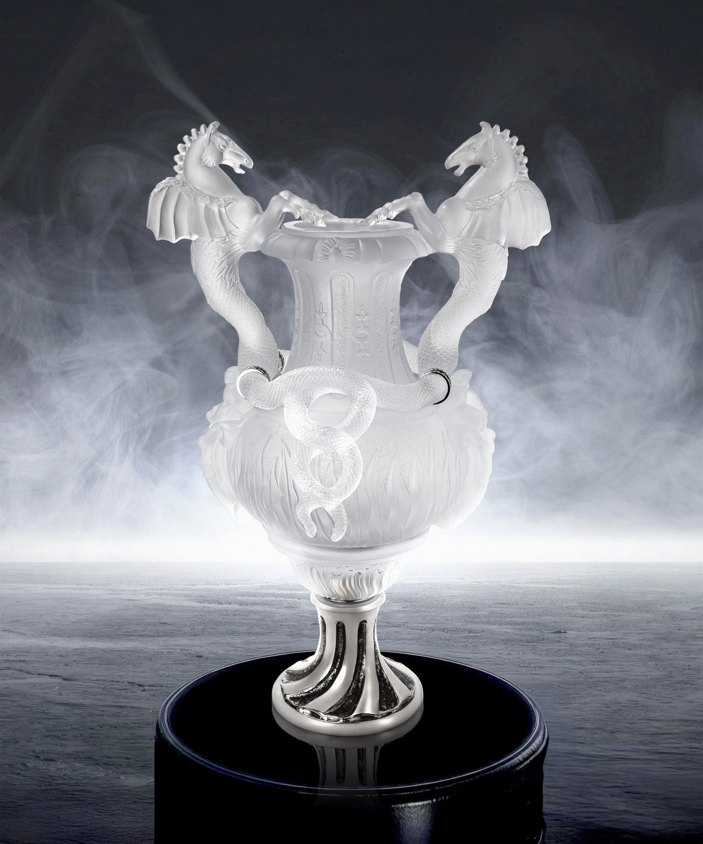 Vase en cristal blanc avec motifs de chevaux ailés, set de 8 pièces de la marque Daum, décoration élégante et raffinée.