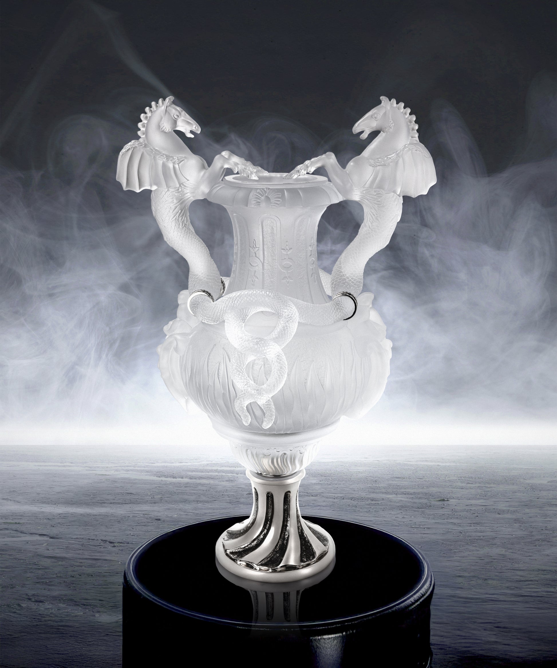 Vase en cristal blanc avec motifs de chevaux ailés, set de 8 pièces de la marque Daum, décoration élégante et raffinée.