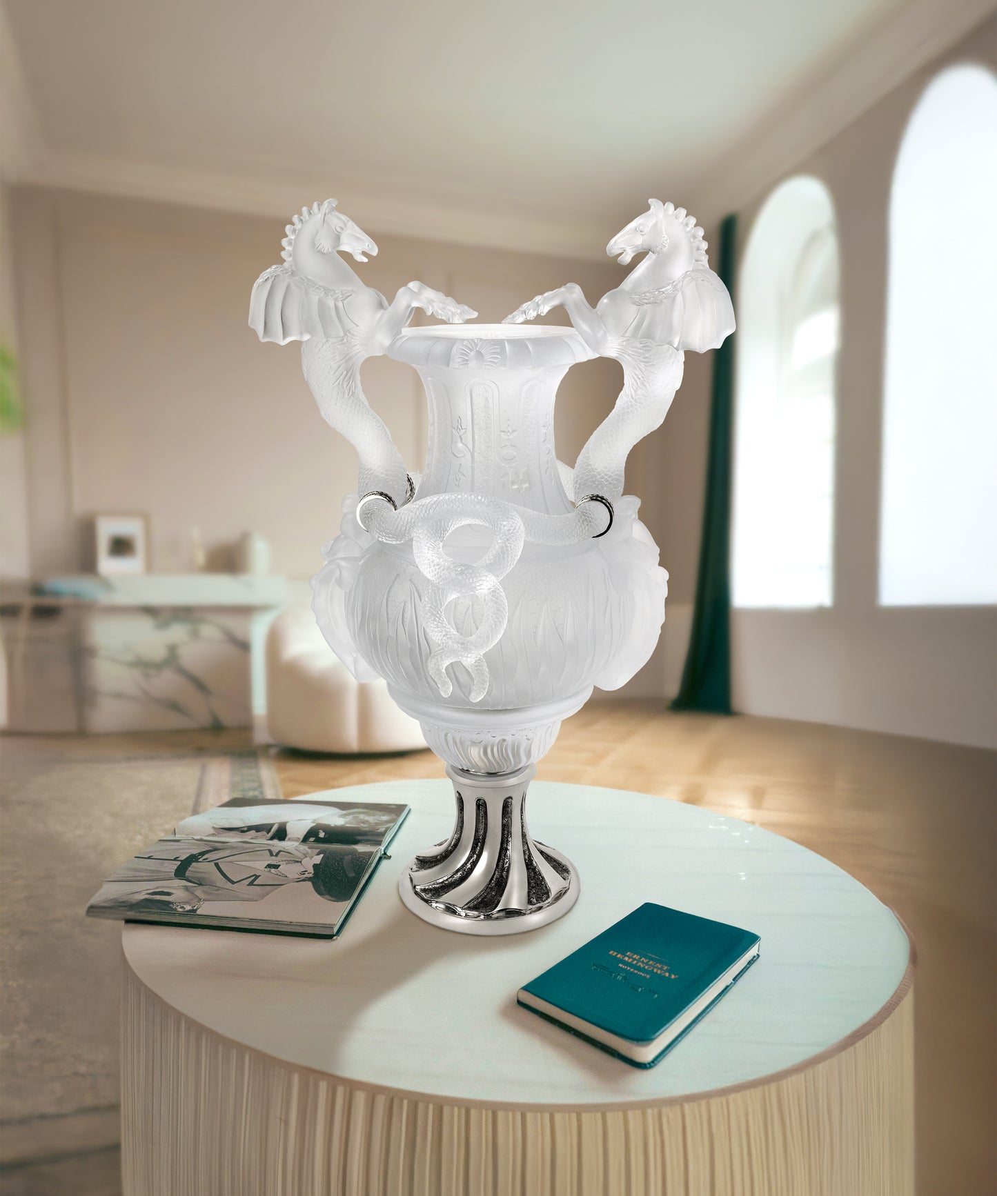 Vase blanc avec motifs de chevaux ailés en verre de la marque Daum, lot de 8 pièces, design élégant et artistique.