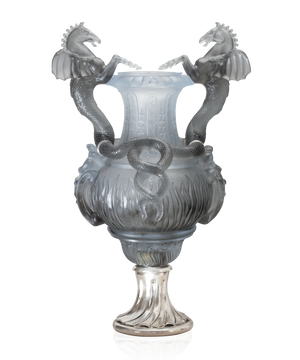 Vase en verre gris avec motifs de chevaux ailés par Daum, lot de 50 pièces, design élégant et artistique.