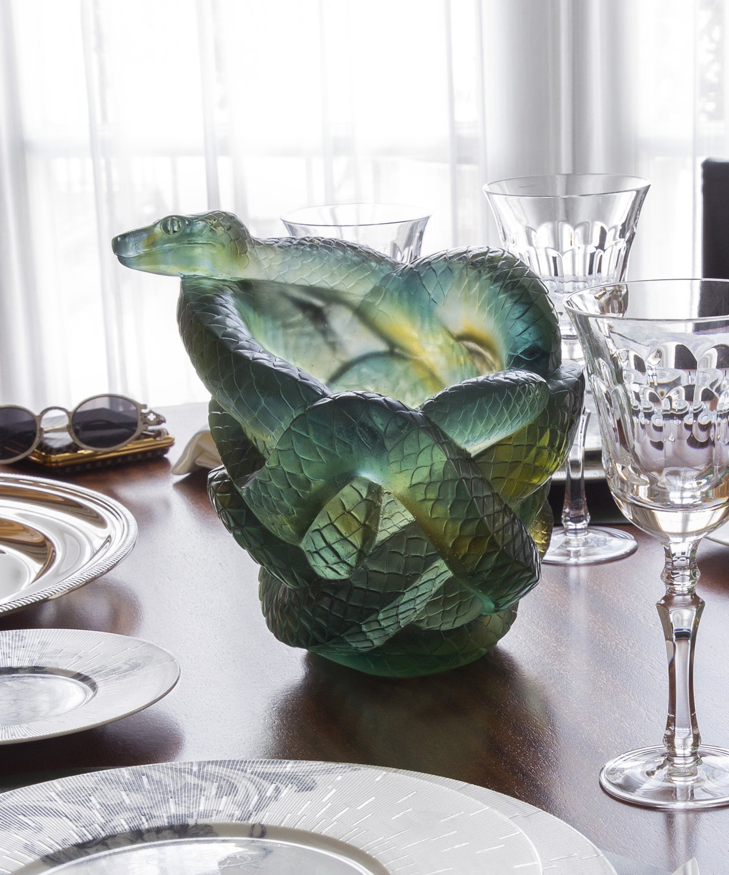 Vase serpent Daum 888ex en verre coloré avec motif en forme de serpent, décor élégant et artistique.