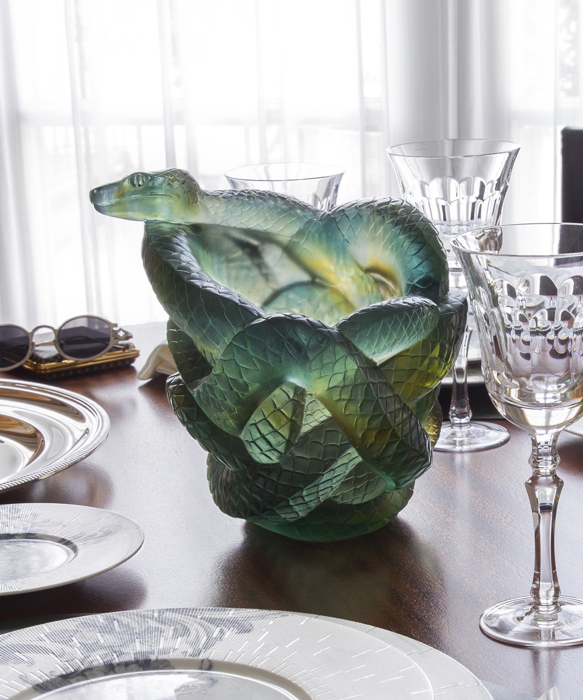 Vase serpent Daum 888ex en verre coloré avec motif en forme de serpent, décor élégant et artistique.