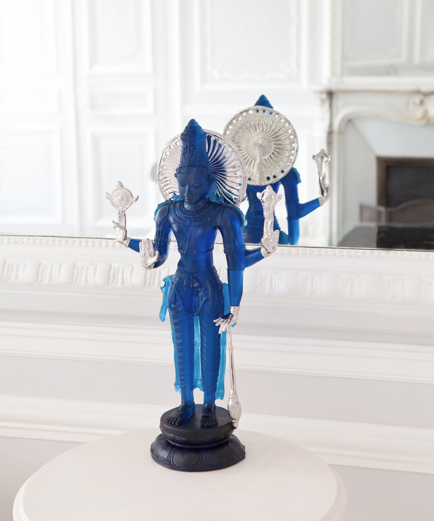 Vishnu XL 88ex de Daum, sculpture en verre coloré représentant une figure divine hindoue, vue de face.