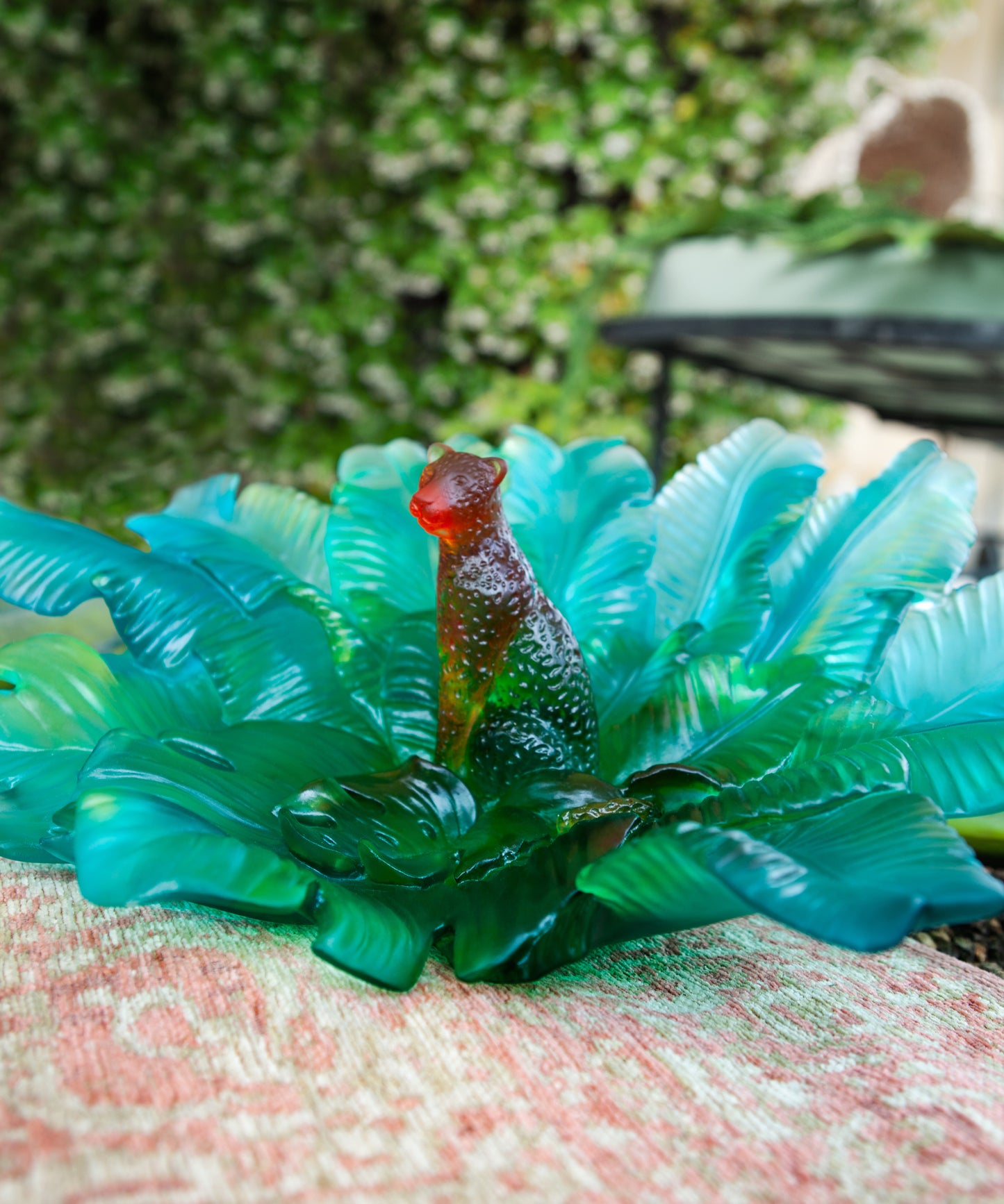 Centre de table Voyage Tropical en verre de marque Daum, motif coloré et élégant, idéal pour décoration intérieure.