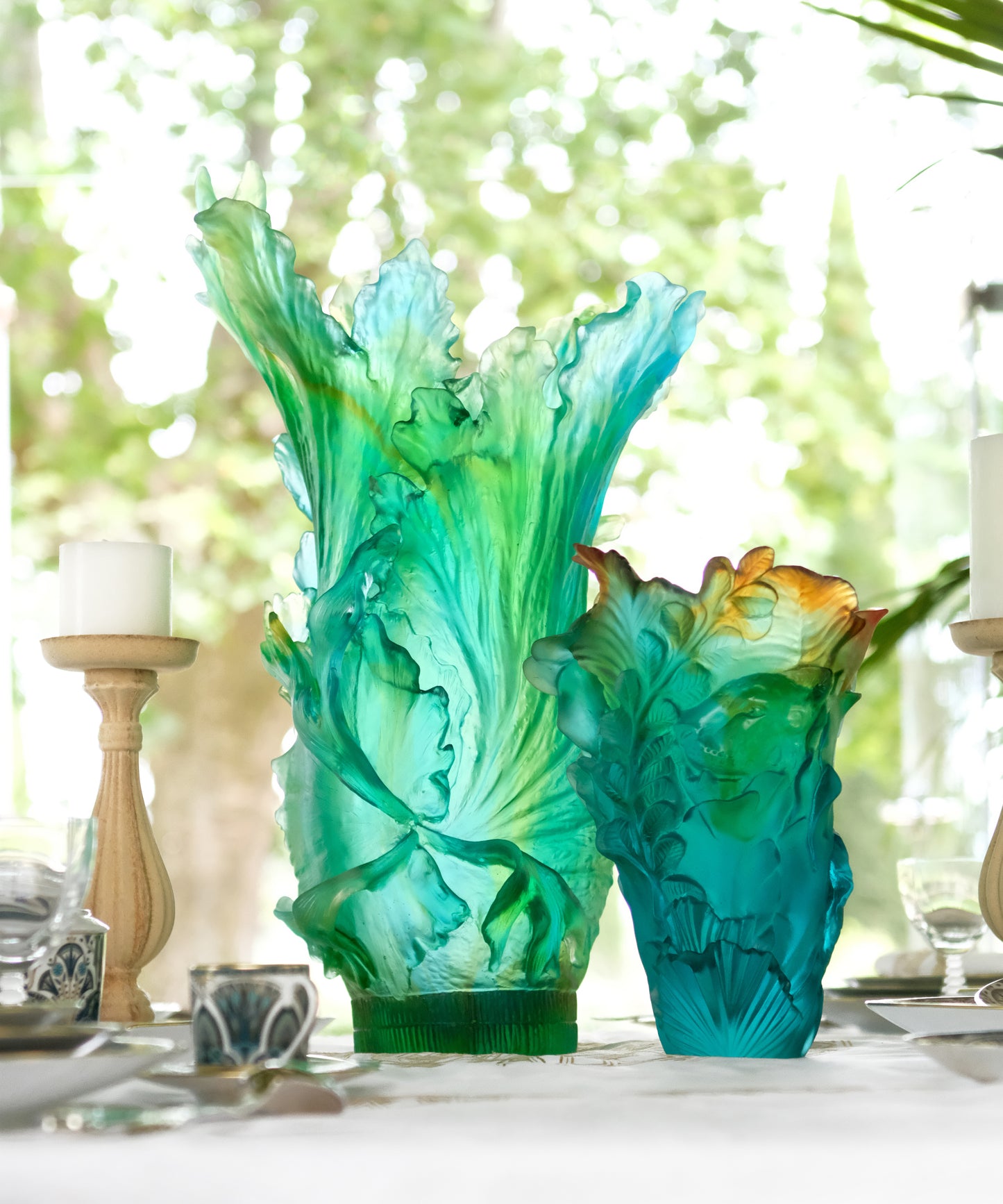 Vase tropical Voyage Tropical de grande taille en verre de la marque Daum, avec motif coloré et design élégant.