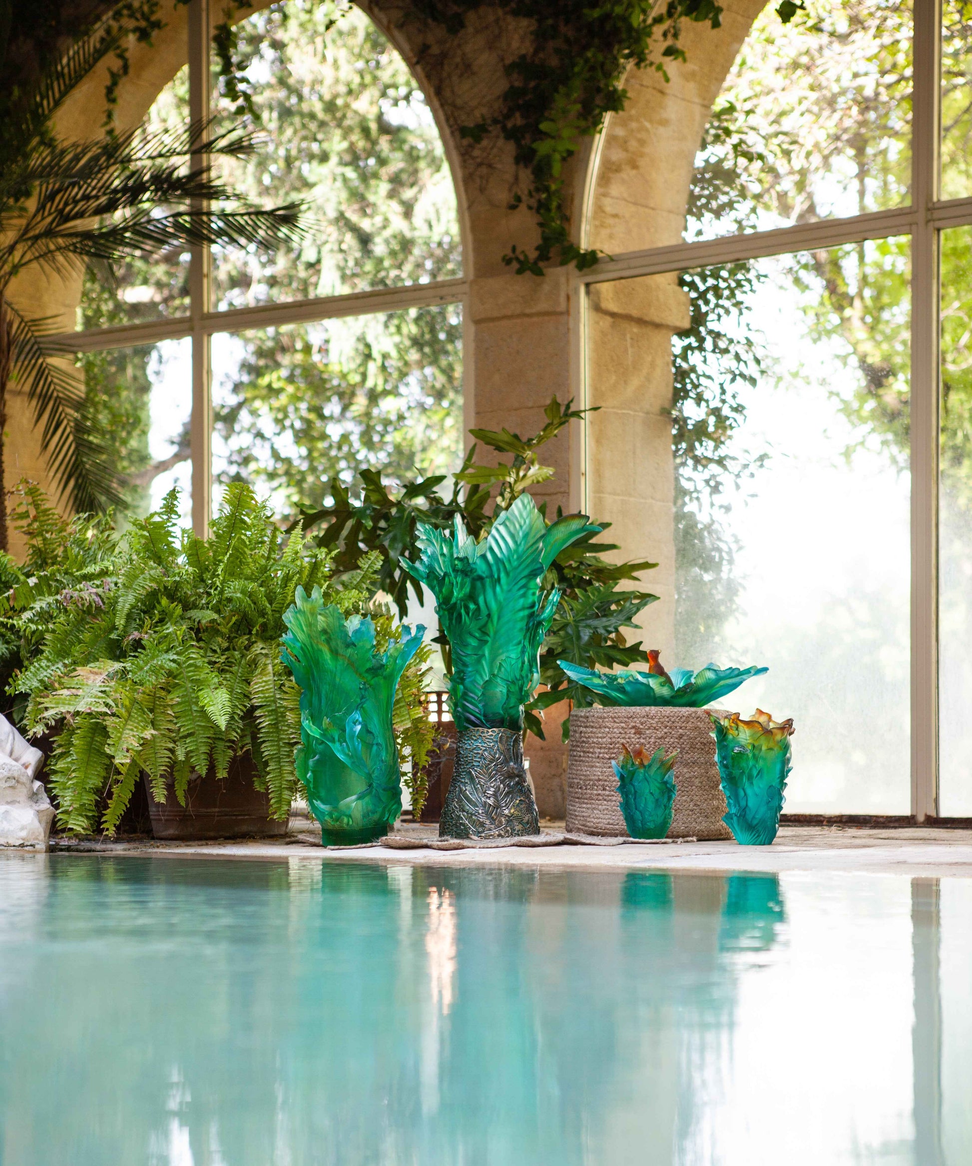 Vase Voyage Tropical grand modèle en verre Daum avec motifs colorés et design artistique.