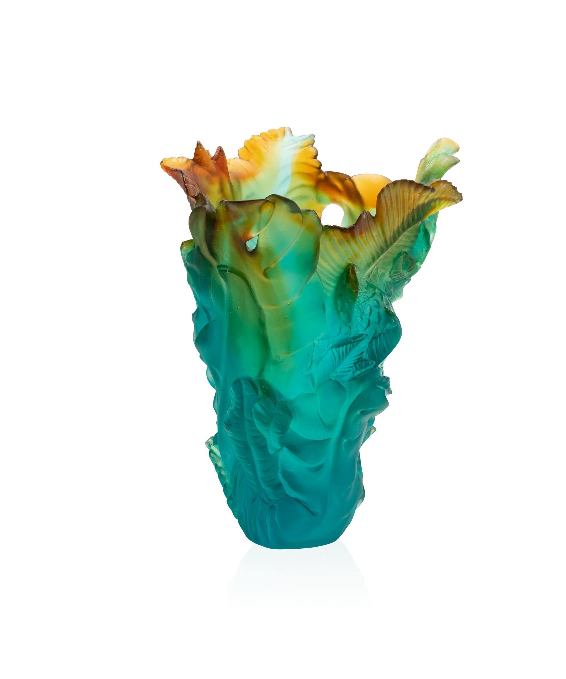 Vase Voyage Tropical grand modèle de la marque Daum, décor en verre coloré avec motifs exotiques.