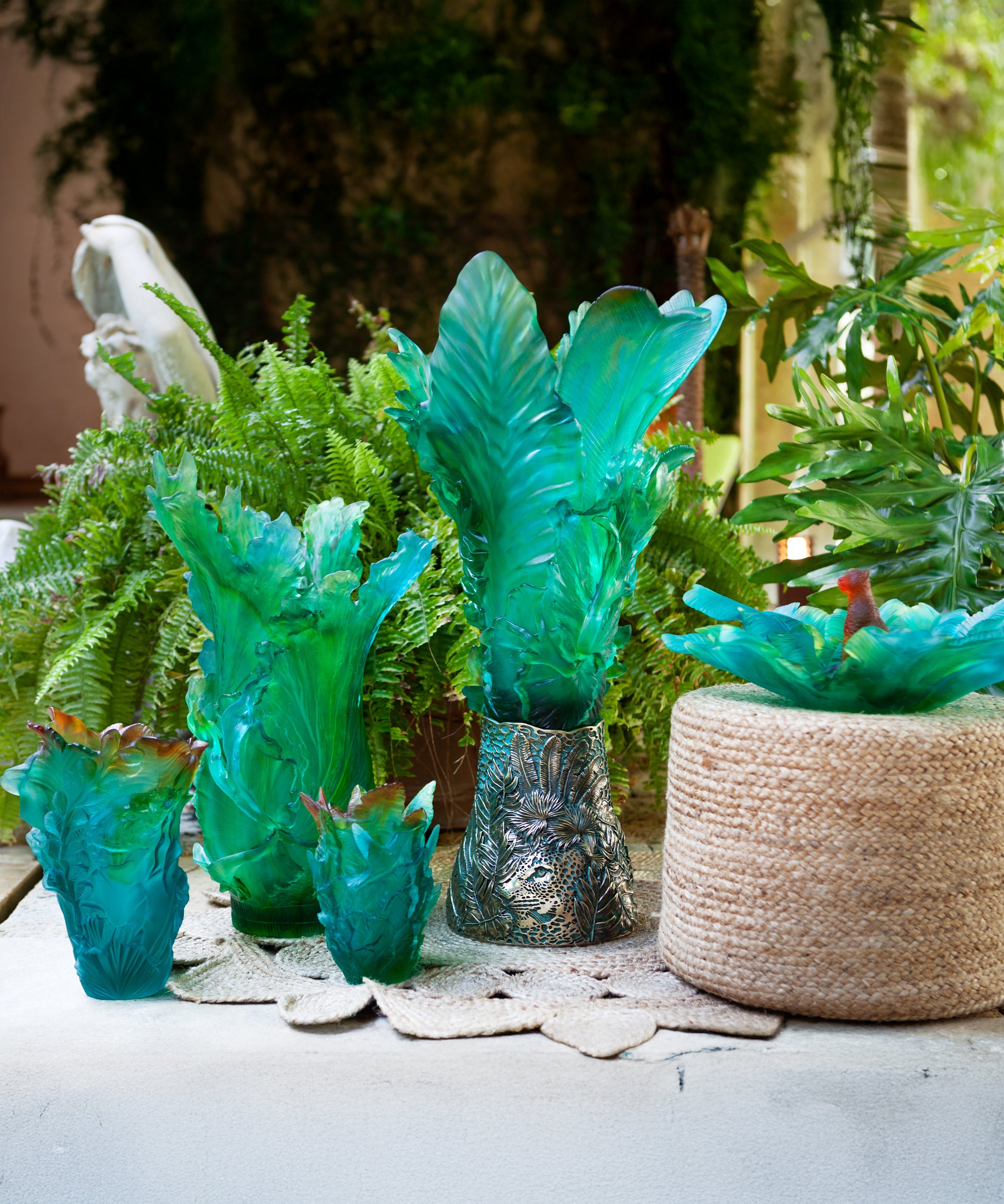 Vase Voyage Tropical en petit modèle de la marque Daum, décoré de motifs colorés et translucides en verre soufflé.