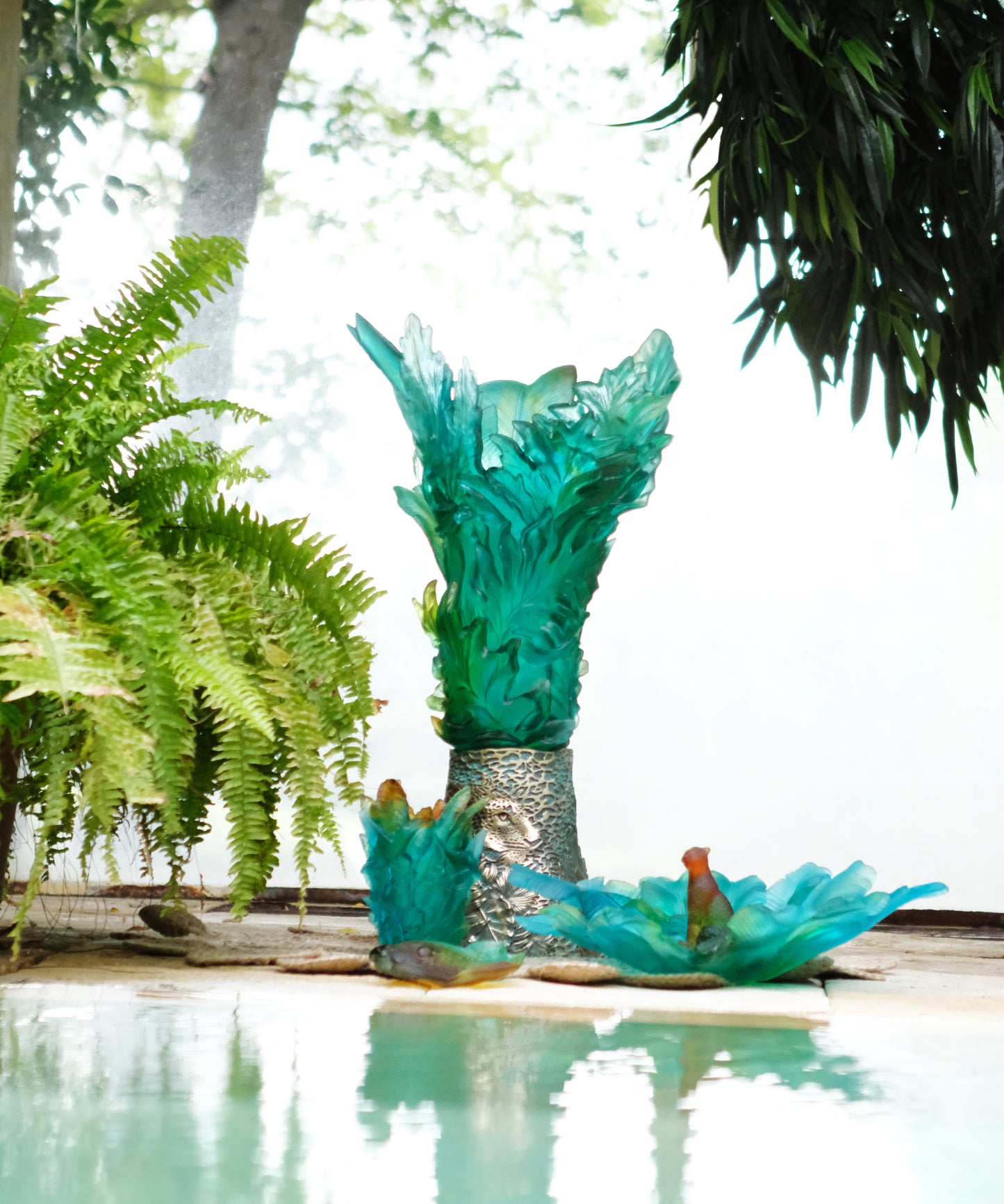 Vase Voyage Tropical petit modèle de la marque Daum, verre coloré avec motif tropical, posé sur une surface neutre.