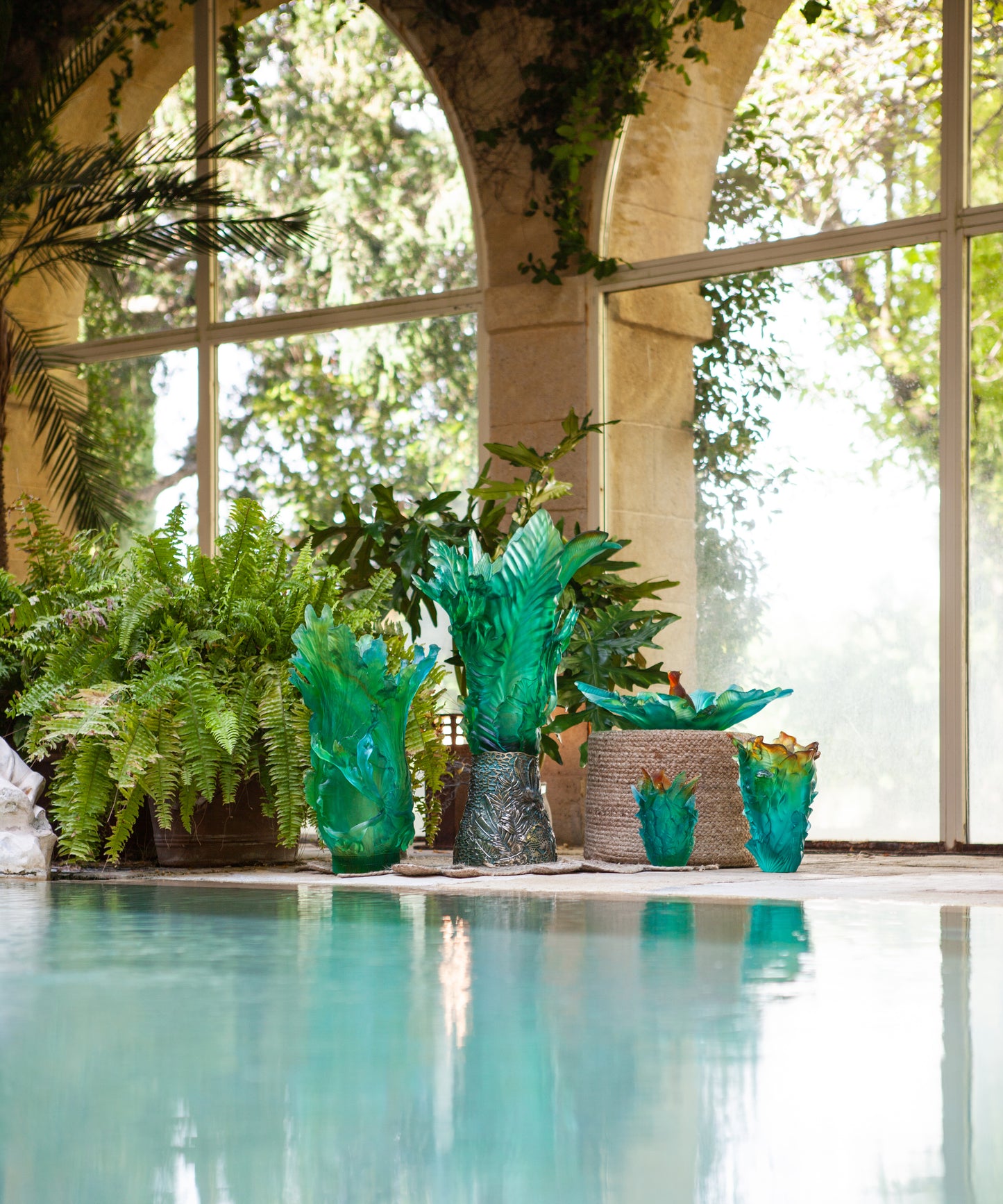 Vase Voyage Tropical petit modèle de la marque Daum avec motif coloré et délicat en verre artistique.