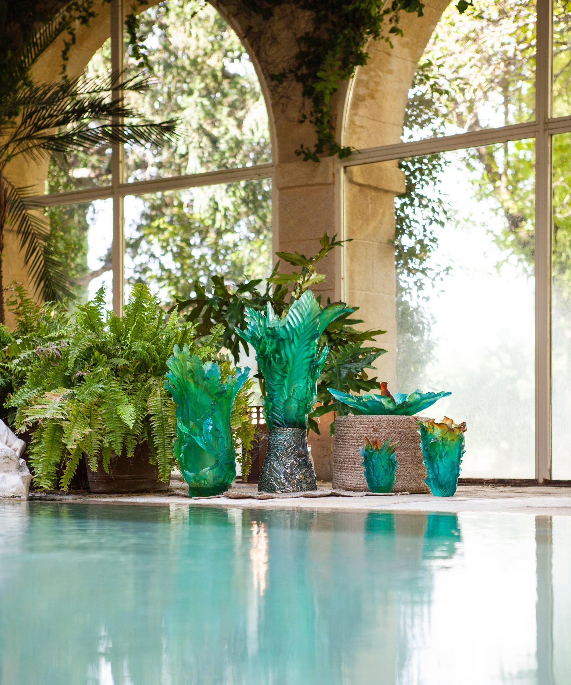 Vase Voyage Tropical petit modèle de la marque Daum avec motif coloré et délicat en verre artistique.