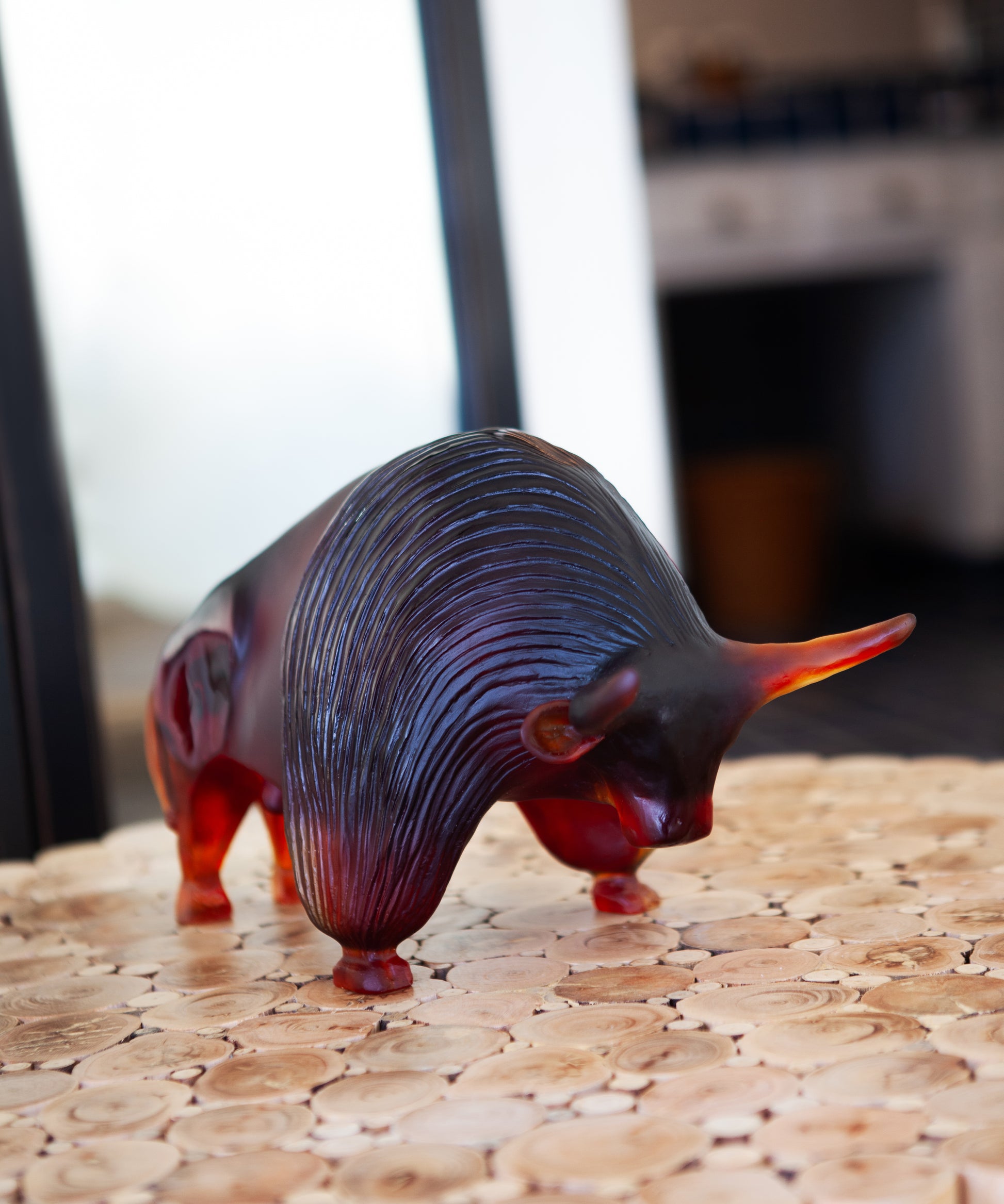 Zébu en verre de Xavier Carnoy pour Daum, sculpture artistique représentant un zebu avec détails colorés et textures.