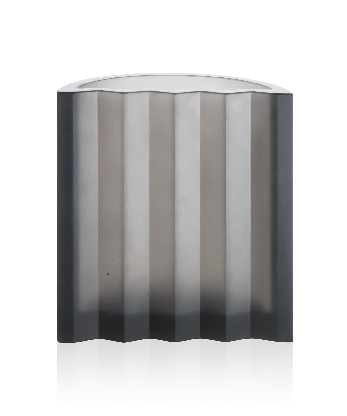 Vase Zigzag moyen de Victoria Wilmotte par Daum, verre coloré avec motif en zigzag, design élégant et contemporain.