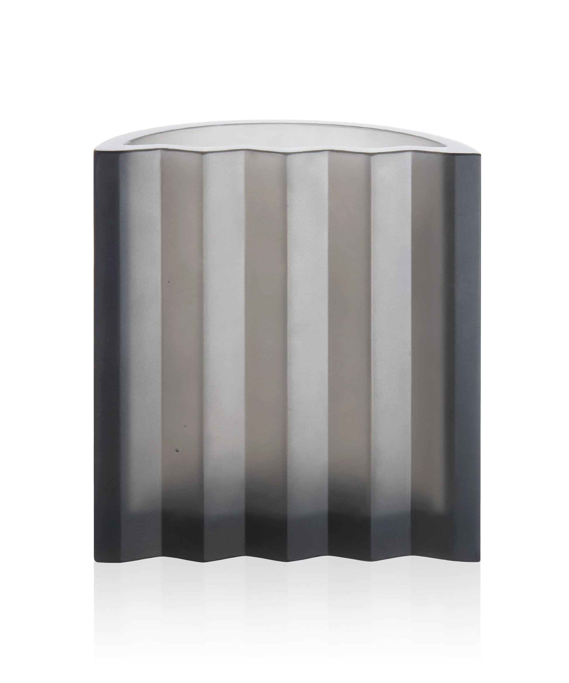 Vase Zigzag moyen de Victoria Wilmotte par Daum, verre coloré avec motif en zigzag, design élégant et contemporain.