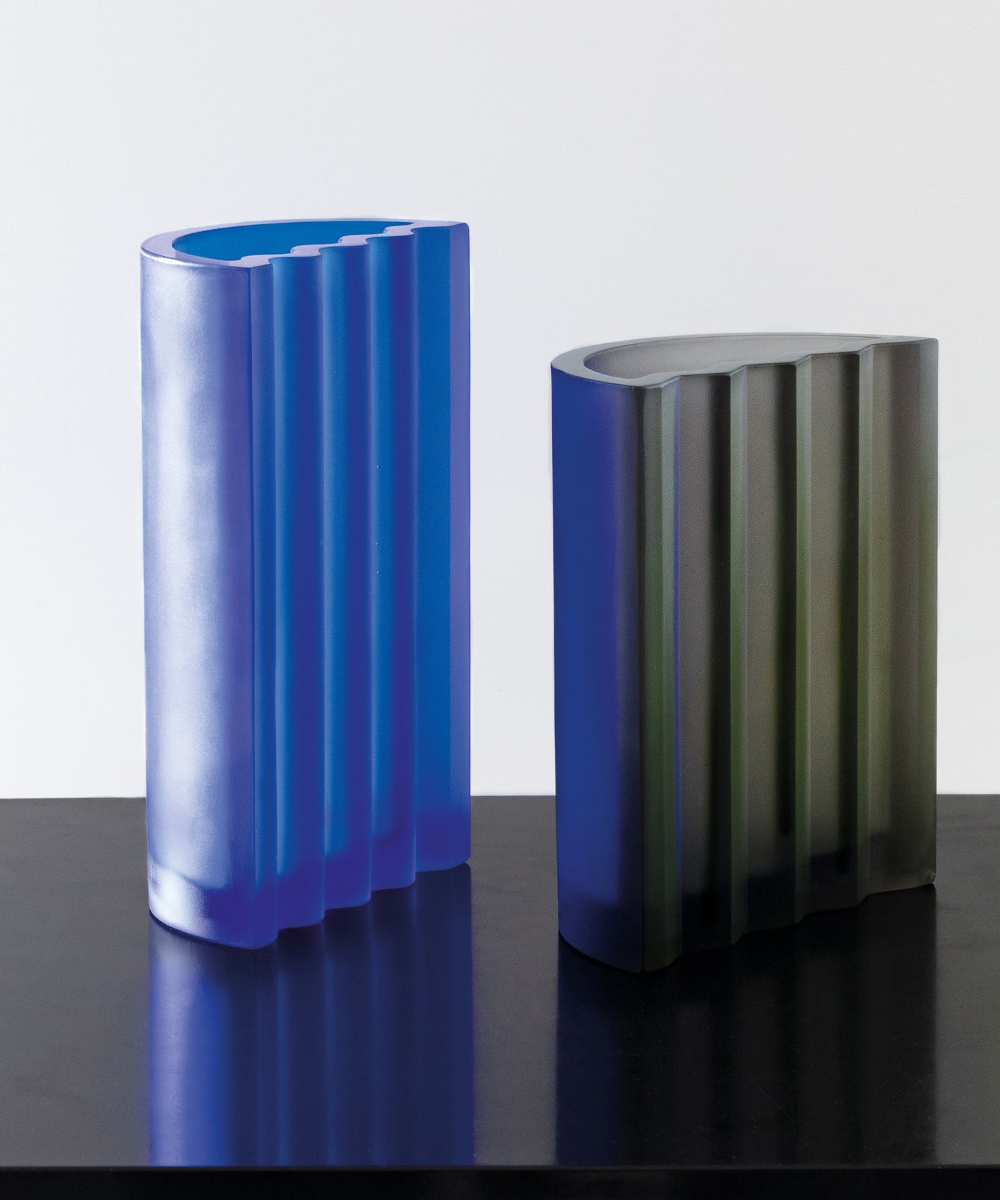 Vase Zigzag moyen de Victoria Wilmotte en verre Daum, design élégant avec motif zigzag, modèle moderne.
