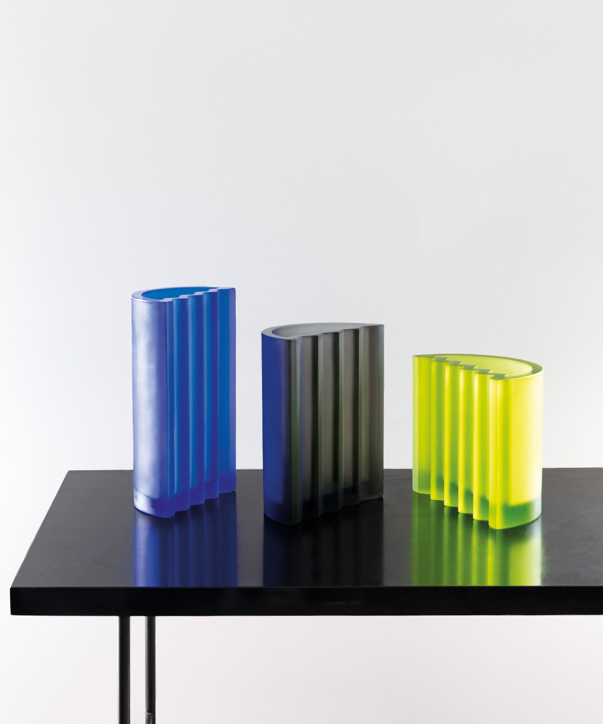 Vase Zigzag moyen de Victoria Wilmotte en verre Daum, design élégant avec motif zigzag, modèle sophistiqué pour décoration intérieure.